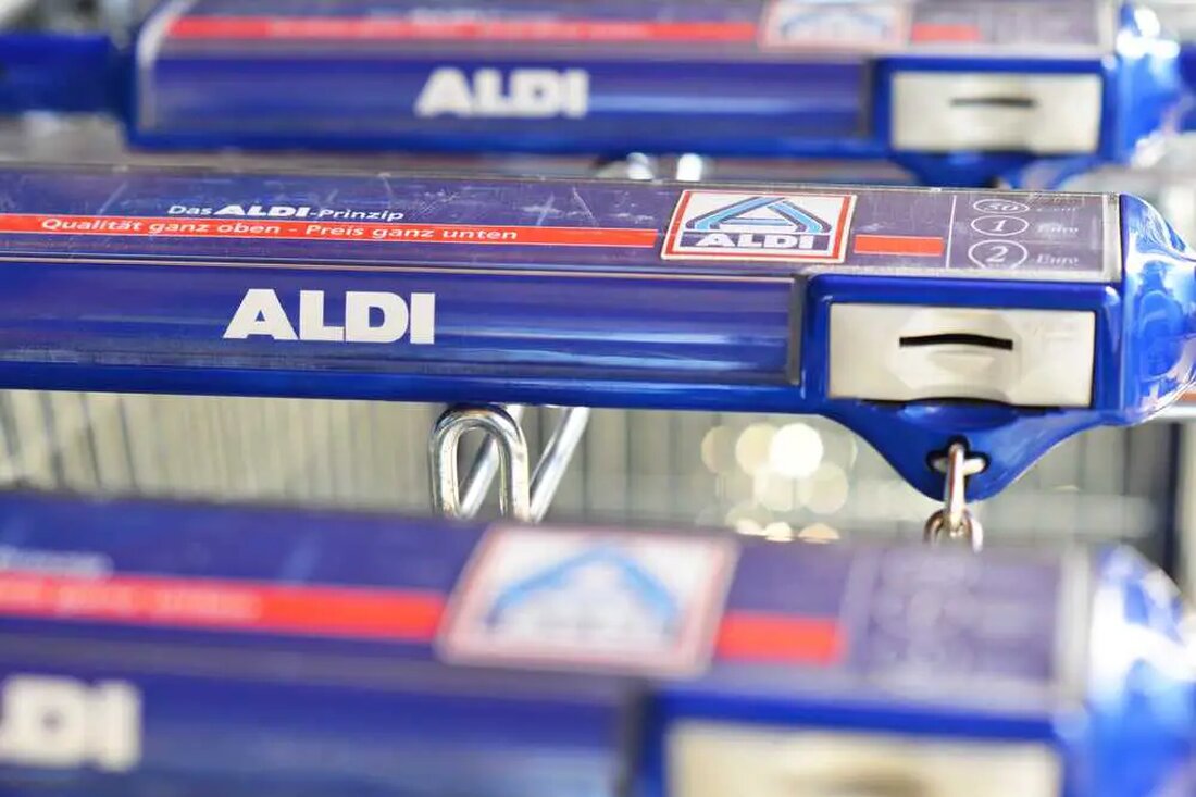 Die Besonderheiten des Aldi-Geschäftsmodells Aldi ist keine gewöhnliche Supermarktkette, sondern eine Marke mit einem Geschäftsmodell, das sich durch langjährigen Betrieb in Europa verfeinert hat. Dieser deutsche Einzelhändler hat sich durch die Bereitstellung von qualitativ hochwertigen Produkten zu wettbewerbsfähigen Preisen einen Namen gemacht. Aber wie passt das Bezahlen der Einkaufswagen in diese Strategie? Aldi hat sich einen Namen gemacht, indem es Qualität und Preis-Leistungs-Verhältnis vereint hat. Der Erfolg dieser Strategie basiert auf kostensparenden Mechanismen: Mitarbeitereffizienz Indem Kunden dazu ermutigt werden, ihre Einkaufswagen zurückzugeben, spart Aldi Kosten für zusätzliches Personal, das sich um diese Aufgabe kümmert. Diebstahlprävention Mit dem steigenden Trend von &hellip;