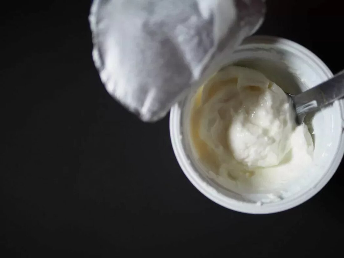 Wenn Sie Reddit häufig nutzen oder sich an Haushaltsdebatten über die Lagerung von Lebensmitteln beteiligen, sind Sie wahrscheinlich schon einmal auf die Kontroverse um Folien- oder Plastiksiegel auf Lebensmitteln wie Joghurt und Sauerrahm gestoßen. Sollten diese Siegel zur zusätzlichen Abdeckung nach dem Öffnen entfernt oder aufbewahrt werden? Ein Ehepaar debattierte beeindruckende zehn Jahre lang über diese Frage, bevor eine Anweisung des betreffenden Produkts ihr Dilemma löste. Die unerwartete Lösung fand der Ehemann unter dem umstrittenen Einwegsiegel, auf dem eine Herstelleranweisung aufgedruckt war: „Um die Frische zu verlängern, entfernen Sie dieses Foliensiegel vollständig und entsorgen Sie es.“ Diese klare Botschaft des …