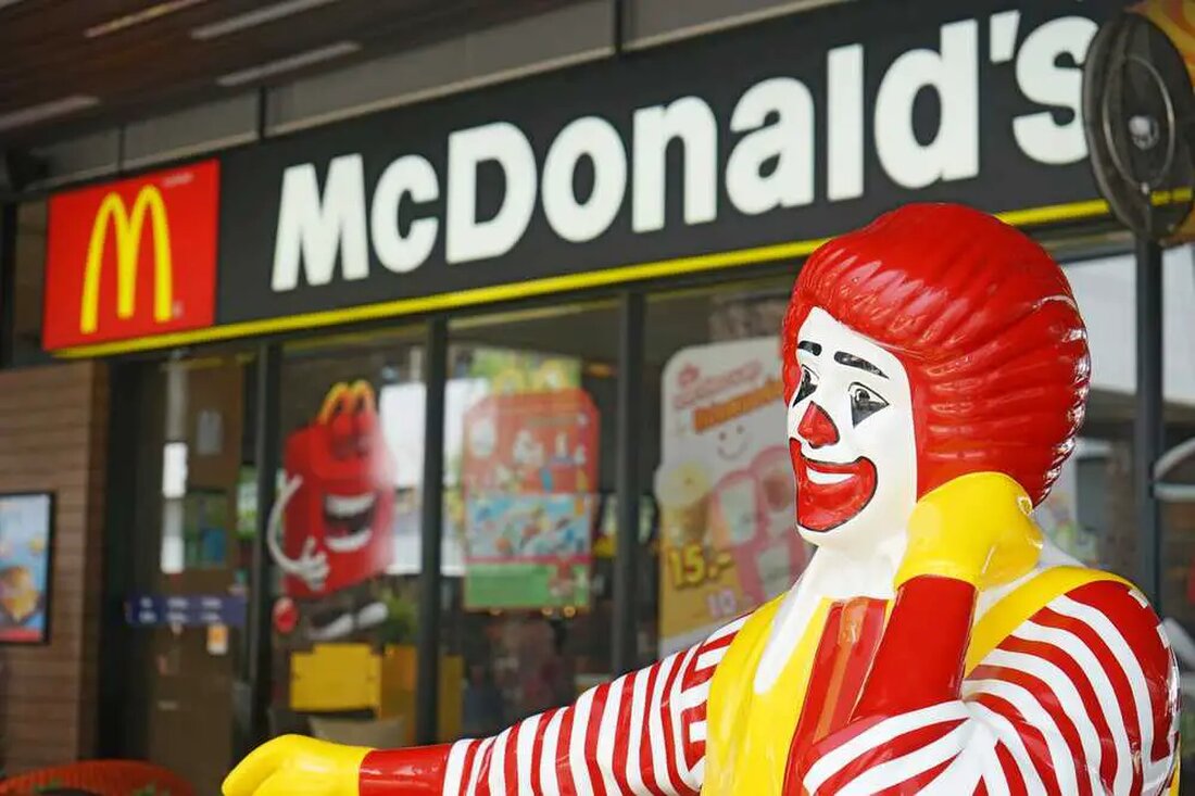 Warum gibt es in einigen Ländern keine McDonald’s? Das Unternehmen McDonald’s ist fast überall auf der Welt bekannt. Der amerikanische Fast-Food-Gigant, der ursprünglich von Richard und Maurice McDonald im Jahr 1940 in Kalifornien als bescheidenes Restaurant gegründet wurde, hat seine goldenen Bögen in alle Ecken der Welt ausgedehnt. Mit seiner Transformationsreise von einem Hamburgerstand zur größten Fast-Food-Kette der Welt ist McDonald’s bekannt für schnellen Service, strategisches Marketing, bezahlbare Preise und eine vielfältige Speisekarte. Die ikonische Marke ist in 100 Ländern präsent und verfügt über rund 38.000 Filialen. Mit über 1,7 Millionen Mitarbeitern bedient die Marke täglich mehr als 70 Millionen …