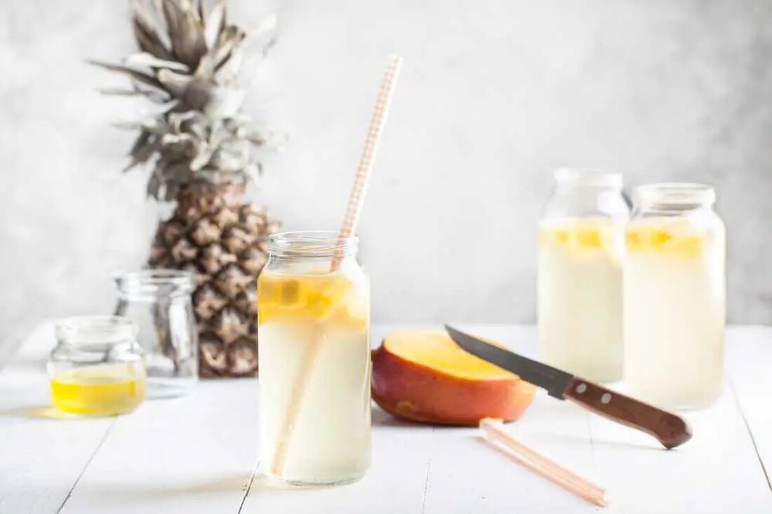 Die gesundheitsfördernden Eigenschaften der Ananas Seit geraumer Zeit werden die gesundheitlichen Vorteile von Zitronen weltweit gefeiert. Doch eine weitere tropische Frucht ist in den Fokus gerückt – die Ananas. Mit ihrem köstlichen Geschmack und ihrer sonnenverwöhnten äußeren Hülle bietet diese Frucht eine Vielzahl von außergewöhnlichen gesundheitlichen Vorteilen und wird somit zur Lösung für die alltäglichen gesundheitlichen Probleme, mit denen wir konfrontiert sind. Es ist an der Zeit, Zitronen Platz zu machen! Starten Sie Ihren Tag mit einem kraftvollen und dennoch einfachen Elixier – einem hohen Glas Wasser, verfeinert mit der goldenen Süße der Ananas. Diese würzige Mischung erfrischt nicht nur …