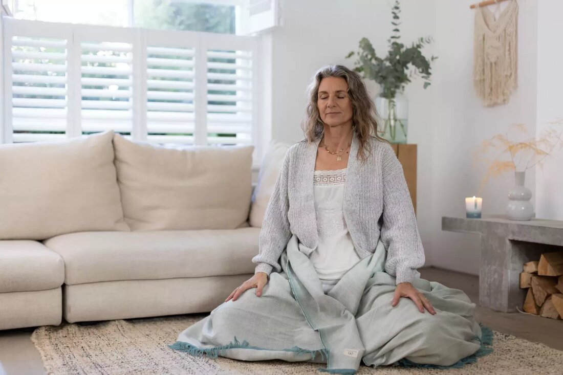 Wir befinden uns inmitten dessen, was derzeit in der westlichen Welt als „psychische Gesundheitskrise“ bezeichnet wird (wobei 1 von 4 Menschen jedes Jahr ein psychisches Gesundheitsproblem hat und 1 von 6 Menschen berichtet, häufige psychische Gesundheitsprobleme zu haben wie Angstzustände oder Depressionen pro Woche), gab es nie einen wichtigeren Zeitpunkt, um unsere Aufmerksamkeit darauf zu richten, wie wir alle für unsere eigene psychische Gesundheit und die unserer Mitmenschen sorgen können. „Psychische Gesundheit“ mag wie ein Thema erscheinen, das zu groß ist, um es zu bekämpfen, aber wenn wir erkennen, dass die Pflege unserer psychischen Gesundheit für viele von uns aus …