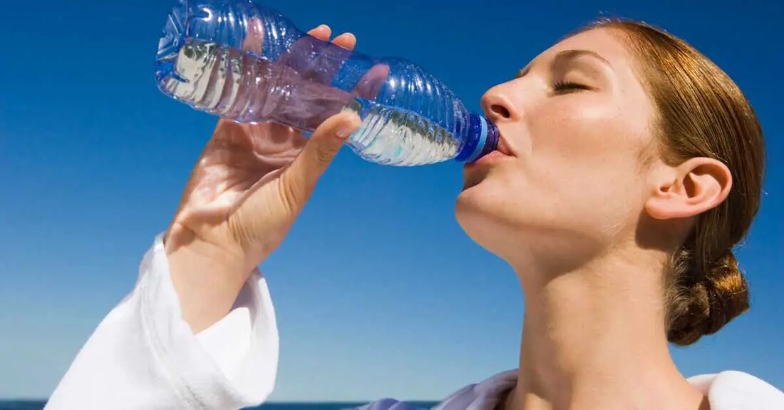 Die Bedeutung von reinem Trinkwasser Reines Trinkwasser ist mehr als nur ein vorübergehender Durstlöscher. Seine Bedeutung geht weit über das Stillen von Durst hinaus. Es ist für unsere Gesundheit und das Leben selbst unerlässlich. Jede Zelle, jedes Gewebe und jedes Organ in unserem Körper benötigt diese reine Essenz, um optimal zu funktionieren. Historisch gesehen gediehen Zivilisationen in der Nähe von Wasserquellen. Warum? Sauberes Wasser ist nicht nur zum Trinken da. Es spielt auch eine unersetzliche Rolle bei Hygiene, Kochen und verschiedenen Ritualen, die das Mosaik unserer Kulturen bilden. In unserer modernen Welt nehmen wir die Reinheit manchmal als selbstverständlich hin …