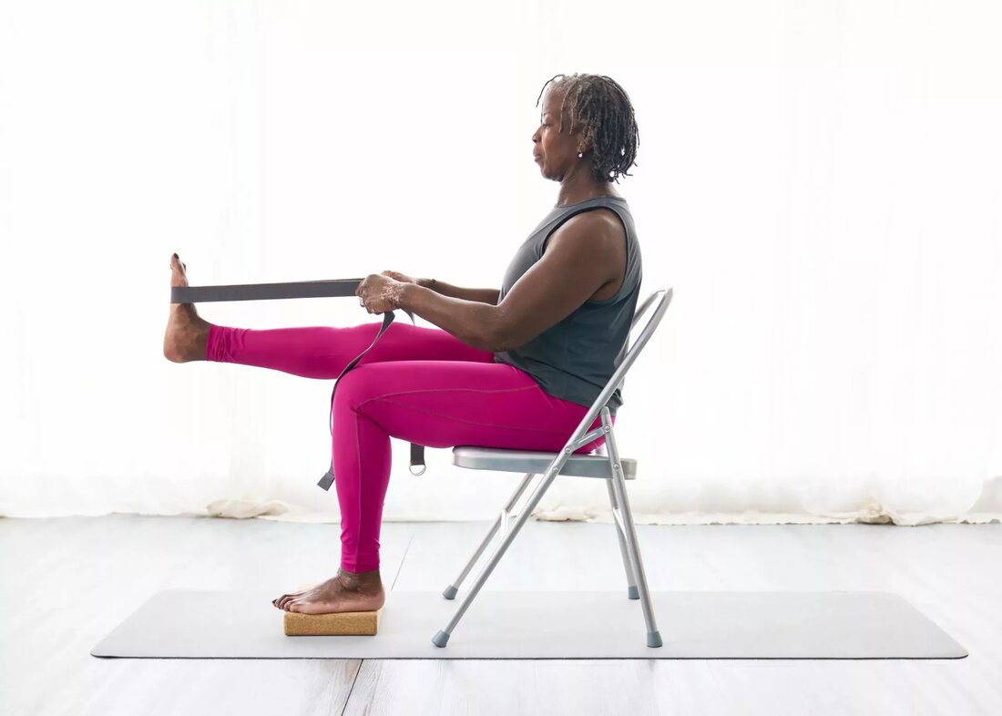 (Link entfernt) (YIHA) ist eine in Großbritannien registrierte Wohltätigkeitsorganisation, die sich der Integration der Vorteile von Yoga in die Gesundheitsversorgung verschrieben hat. YIHA arbeitet mit dem NHS und anderen Angehörigen der Gesundheitsberufe zusammen, um Patienten zu unterstützen und ihnen zu helfen, ihren Lebensstil zu ändern. YIHA wurde vom NHS beauftragt, das 10-wöchige Yoga4Health-Social-Prescribing-Programm zu erstellen, das von Yoga4Health-Lehrern im Vereinigten Königreich und im Ausland durchgeführt wird. Paul Fox, Chief Operating Officer, Yoga In Healthcare Alliance, sagt… „Beim Yoga4Health-Programm geht es darum, Menschen zu befähigen, zu entdecken, wie viel besser sie sich fühlen können, wenn sie eine einfache tägliche Yoga-Praxis anwenden. …