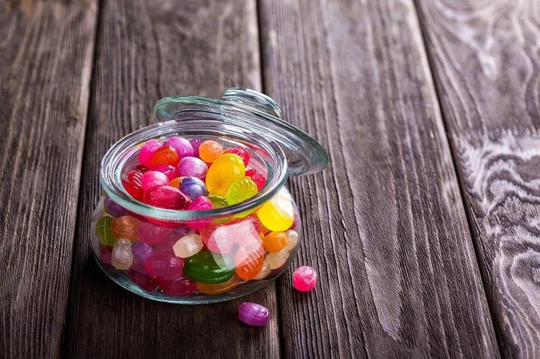 ## Zucker: Der süße Feind? Zucker ist ein allgegenwärtiger Bestandteil unserer Ernährung. Ob in Form von Süßigkeiten, Getränken oder versteckt in verarbeiteten Lebensmitteln &#8211; wir konsumieren viel mehr Zucker, als wir eigentlich benötigen. Doch ist Zucker wirklich so schädlich wie oft behauptet wird? In diesem Artikel werfen wir einen Blick auf den süßen Feind und untersuchen wissenschaftliche Erkenntnisse zur Auswirkung von Zucker auf unsere Gesundheit. ## Eine süße Geschichte: Die Entdeckung des Zuckers Zucker hat eine lange Geschichte und wurde bereits vor Jahrtausenden entdeckt. Die früheste bekannte Nutzung von Zucker stammt aus dem alten Indien, wo Zuckerrohr angebaut und der &hellip;