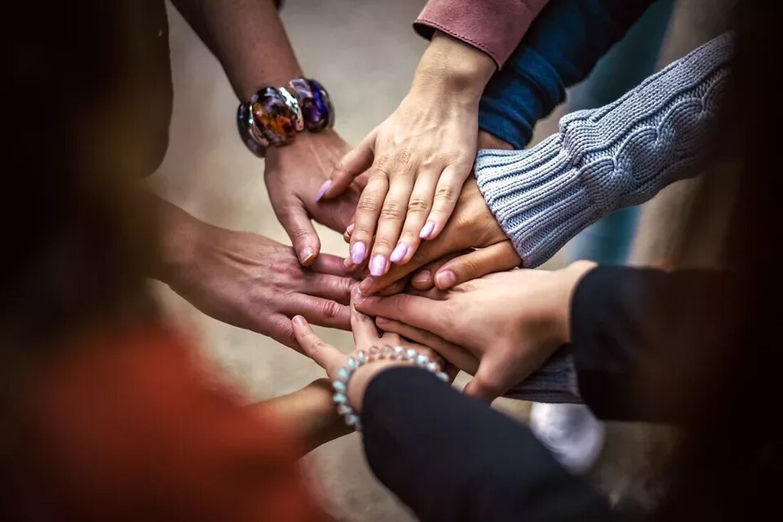 Zusammenarbeit mit Herbalisten und Therapeuten Die Zusammenarbeit mit Herbalisten und Therapeuten kann eine wertvolle Ergänzung zur konventionellen medizinischen Behandlung sein. Herbalisten sind Experten auf dem Gebiet der Heilpflanzen und Therapeuten sind Fachleute, die alternative Behandlungsmethoden anbieten, die sowohl körperliche als auch geistige Gesundheit verbessern können. In diesem Artikel werden wir die Vorteile und Möglichkeiten der Zusammenarbeit mit Herbalisten und Therapeuten untersuchen. Was ist ein Herbalist? Ein Herbalist ist eine Person, die über umfassende Kenntnisse der medizinischen Eigenschaften von Heilpflanzen verfügt. Sie nutzen diese Pflanzen, um Gesundheitsprobleme zu behandeln und das allgemeine Wohlbefinden zu fördern. Herbalisten können sowohl in der traditionellen …