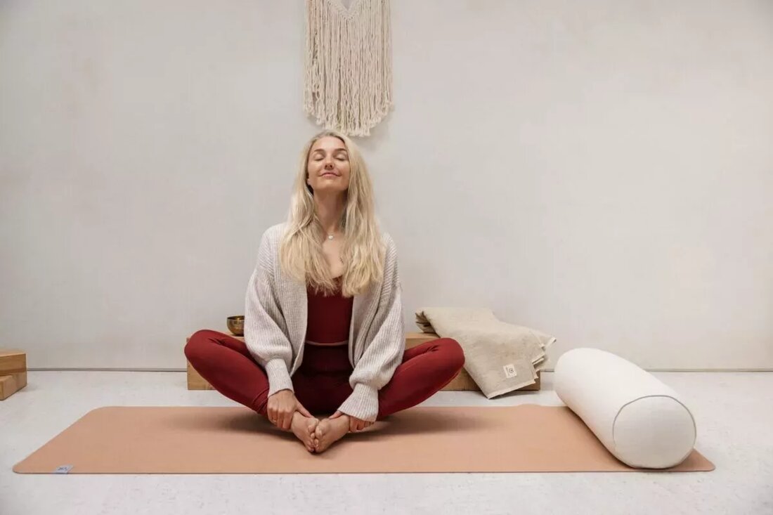 Wenn Sie jemals an einem Yoga- oder Meditationskurs teilgenommen haben, haben Sie wahrscheinlich eine Art geführte Atemtechnik erlebt, oder vielleicht hat Ihr Lehrer sogar eine bestimmte Pranayama-Methode erklärt. Während Atemtechniken oft eine Ergänzung zu einem Yoga-Kurs sind oder als Mittel verwendet werden, um dem Geist zu helfen, sich vor der Meditation zu entspannen, ist es erwähnenswert, dass dies so war, bevor körperliche Haltungen zum Epizentrum des Yoga wurden Pranayama das war die Hauptmethode, um Körper und Geist ins Gleichgewicht zu bringen. Wir atmen im Durchschnitt etwa 22.000 Mal am Tag, und die Art und Weise, wie wir atmen, kann entweder …
