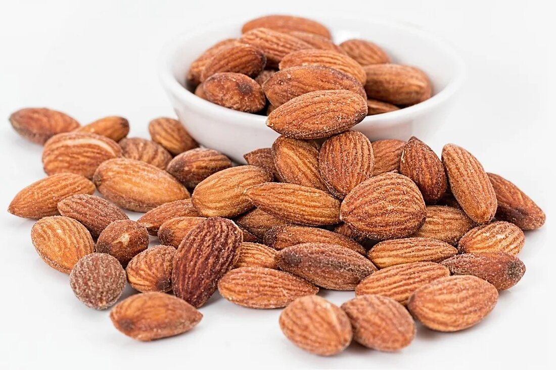 Nüsse und Samen: Gesunde Fette Nüsse und Samen sind nicht nur leckere Snacks, sondern auch echte Kraftpakete in Bezug auf Nährstoffe. Eine der bemerkenswertesten Eigenschaften von Nüssen und Samen ist ihr hoher Gehalt an gesunden Fetten. In diesem Artikel werden wir uns genauer anschauen, warum diese Fette so wichtig sind und wie sie von Vorteil für deine Gesundheit sein können. Unterscheidung von gesunden und ungesunden Fetten Nicht alle Fette sind gleich. Gesunde Fette, wie sie in Nüssen und Samen vorkommen, sind ungesättigte Fette, während ungesunde Fette gesättigte oder Transfette sind. Ungesättigte Fette können in einfach-ungesättigte Fette und mehrfach-ungesättigte Fette unterteilt …