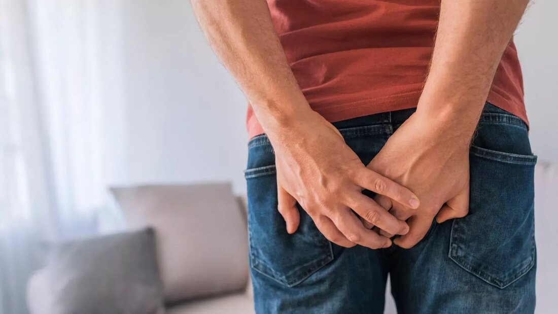 Eine Analfissur ist eine schmerzhafte Verletzung im Analkanal, die durch harten Stuhl oder anhaltenden Durchfall verursacht werden kann. Die Schmerzen beim Stuhlgang können sehr unangenehm sein und die Heilung der Wunde verlangsamen. Glücklicherweise gibt es verschiedene Hausmittel, die helfen können, Analfissuren zu behandeln und Schmerzen zu lindern. Sitzbäder Ein warmes Sitzbad kann helfen, die Schmerzen bei einer Analfissur zu lindern und die Heilung zu beschleunigen. Füllen Sie dazu eine Badewanne oder ein Becken mit warmem Wasser und setzen Sie sich für etwa 10 bis 15 Minuten hinein. Wiederholen Sie dies zwei- bis dreimal täglich. Hausmittel gegen Analfisur Aloe Vera Aloe …