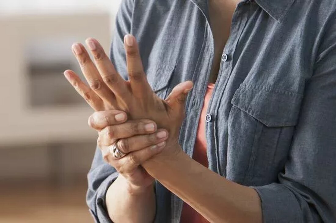Arthritis ist eine bekannte Erkrankung, die extreme, schwächende, lebensverändernde Schmerzen verursacht. Laut der Arthritis Foundation sind über 50 Millionen Amerikaner von Arthritis betroffen, was sie zur Hauptursache für Behinderungen im Land macht ((Link entfernt)). Das bedeutet, dass jeder fünfte Erwachsene, 300.000 Kinder und unzählige Familien täglich mit den Folgen dieses schmerzhaften Zustands zu tun haben. Die Centers for Disease Control berichten, dass mehr als 43% der Erwachsenen mit Arthritis aufgrund von Schmerzen Einschränkungen in Bezug auf Arbeit oder Freizeit haben ((Link entfernt)). Arthritis ist eigentlich ein Überbegriff für mehr als 100 verschiedene Erkrankungen (Link entfernt). Während alle Typen die gleichen allgemeinen Symptome von …