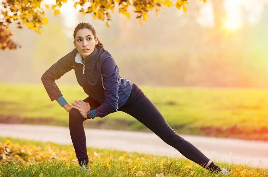 Aufwärmen ist vielleicht nicht das Ziel des Trainings, aber diese Vorbereitungsphase ist immer noch wichtig. Ohne ein Aufwärmen können wir nicht alle Vorteile unseres Trainings nutzen und erhöhen auch die Wahrscheinlichkeit einer Verletzung. Ein umfassendes Aufwärmen sollte drei Komponenten umfassen: eine allgemeine Phase, eine aktivitätsspezifische Phase und eine individuelle spezifische Phase. Beginnen wir jedoch mit dem unterbewerteten psychologischen Aspekt des Aufwärmens. Übergang und Selbstbeobachtung Das Aufwärmen dient als Brücke zwischen dem täglichen Leben und unserer Bewegungspraxis (wir werden in diesem Artikel näher darauf eingehen). Das Umschalten in diesen Trainingsmodus fokussiert den Geist nach innen und bringt Bewusstsein in den physischen …