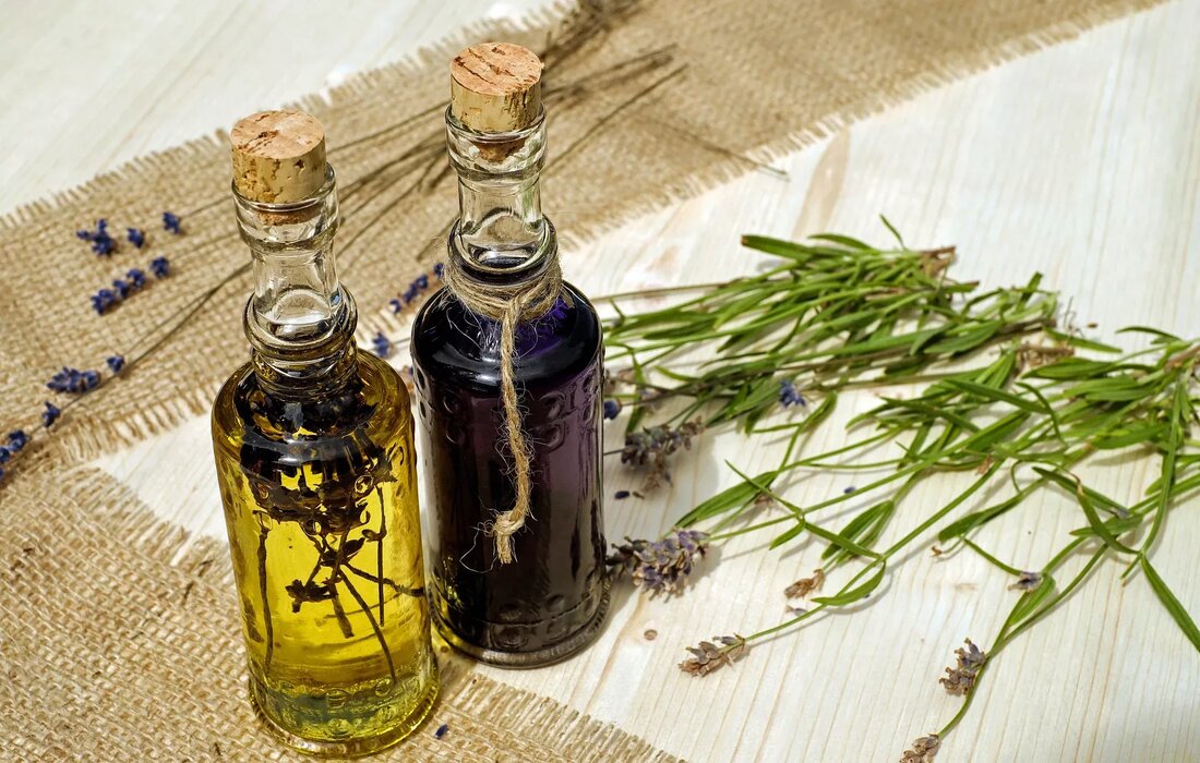 Die Homöopathie ist eine alternative Heilmethode, die auf den Ideen des deutschen Arztes Samuel Hahnemann basiert. Er entwickelte sie im späten 18. und frühen 19. Jahrhundert als Reaktion auf die damalige Schulmedizin, die er als schädlich und unwirksam ansah. Die Homöopathie beruht auf zwei Grundprinzipien: dem Ähnlichkeitsprinzip und dem Potenzierungsprinzip. Das Ähnlichkeitsprinzip besagt, dass eine Krankheit mit einem Mittel behandelt werden soll, das bei einem gesunden Menschen ähnliche Symptome hervorruft. Das Potenzierungsprinzip besagt, dass die Wirkung eines Mittels durch wiederholtes Verdünnen und Verschütteln oder Verreiben verstärkt wird. Die Homöopathie verwendet dafür meist pflanzliche, tierische oder mineralische Substanzen, die in sehr …