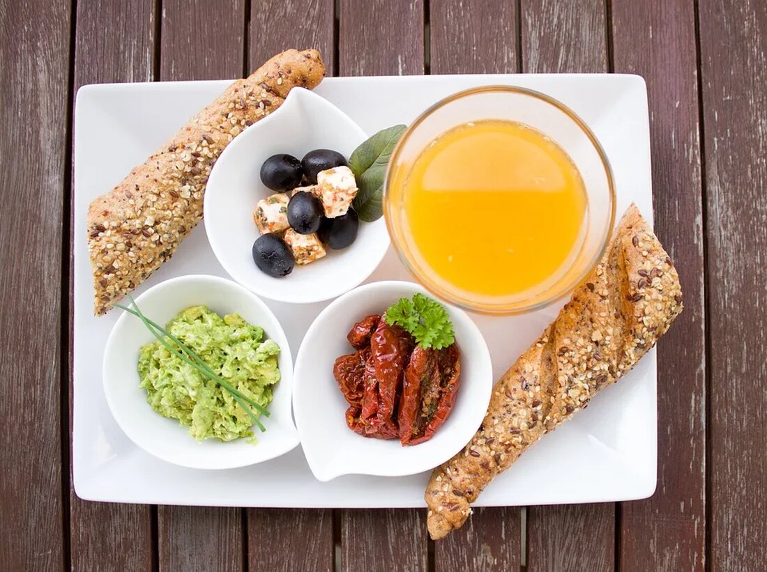 Warum Vollkorn besser ist Vollkornprodukte sind ein wichtiger Bestandteil einer ausgewogenen Ernährung. Im Gegensatz zu raffinierten Getreideprodukten, die oft einen Großteil der Ballaststoffe, Vitamine und Mineralstoffe verloren haben, sind Vollkornprodukte reich an Nährstoffen und bieten zahlreiche gesundheitliche Vorteile. In diesem Artikel werden wir uns genauer mit den Gründen befassen, warum Vollkorn besser ist. Was ist Vollkorn und wie wird es hergestellt? Vollkorn bezieht sich auf Getreideprodukte, bei denen die gesamte Getreidekornstruktur erhalten bleibt. Das unverarbeitete Korn besteht aus drei Hauptkomponenten: dem äußeren Kleie, dem inneren Keim und dem mehlkörperreichen Endosperm. Durch die Verarbeitung von Vollkorn wird das Korn nicht von &hellip;