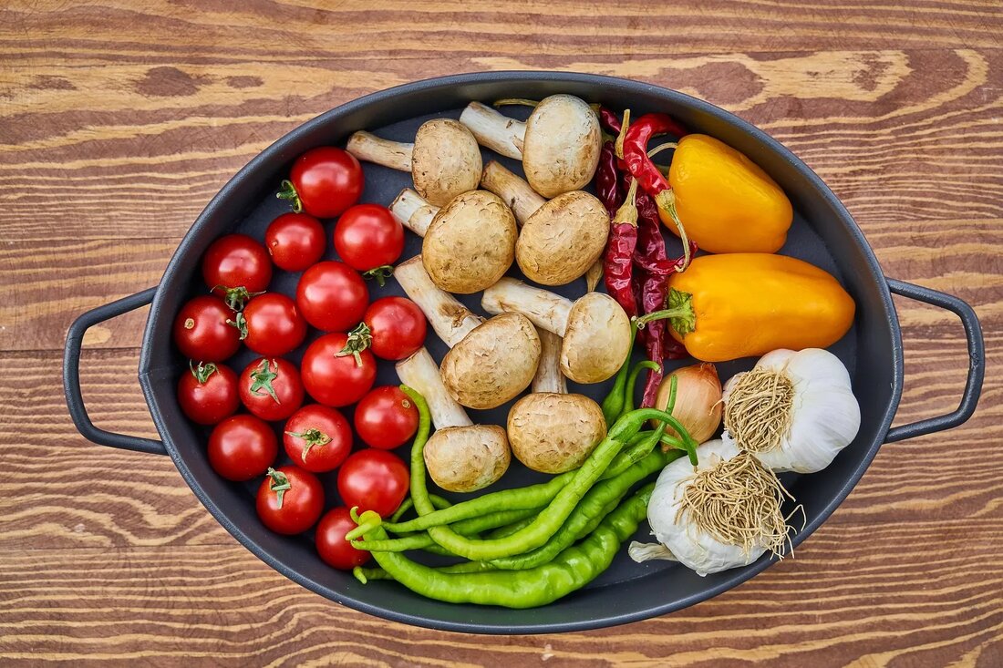 Grundlagen gesunder Ernährung: Ein Einsteigerleitfaden Eine gesunde Ernährung spielt eine entscheidende Rolle für unsere körperliche und geistige Gesundheit. Es ist wichtig, dass wir uns bewusst sind, welche Lebensmittel wir zu uns nehmen und wie diese unsere Gesundheit beeinflussen können. Dieser Einsteigerleitfaden gibt dir einen Überblick über die Grundlagen einer gesunden Ernährung, die du leicht in deinen Alltag integrieren kannst. Warum ist eine gesunde Ernährung wichtig? Eine ausgewogene Ernährung versorgt unseren Körper mit den nötigen Nährstoffen, um optimal zu funktionieren. Sie unterstützt unser Immunsystem, fördert die körperliche Fitness und stärkt unsere Abwehrkräfte gegen Krankheiten. Durch eine gesunde Ernährung können wir unser …