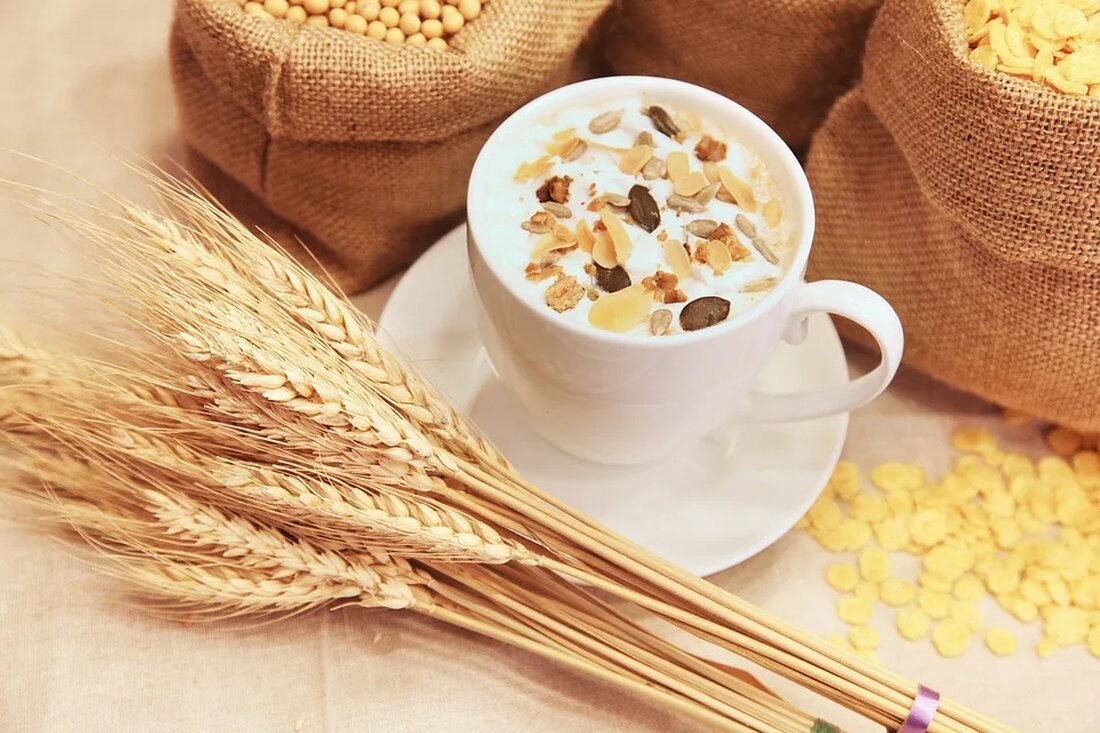 Ernährung und Alterung: Was ändert sich? Eine gesunde Ernährung spielt eine entscheidende Rolle für unser allgemeines Wohlbefinden und unsere Gesundheit. Besonders im Alter ist es wichtig, auf eine ausgewogene und abwechslungsreiche Ernährung zu achten. Denn mit zunehmendem Alter verändert sich unser Körper und hat spezifische Ernährungsbedürfnisse. In diesem Artikel werden wir genauer beleuchten, was sich in Bezug auf die Ernährung im Alter ändert und worauf ältere Menschen achten sollten, um gesund zu bleiben. Veränderungen im Körper im Alter Mit dem Alter nimmt die Muskelmasse in unserem Körper ab und der Stoffwechsel verlangsamt sich. Dies führt zu einem verringerten Energiebedarf. Gleichzeitig …