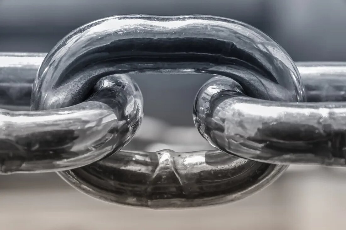 In den letzten Jahren hat das Phänomen der Algenblüte in den Wissenschafts-Nachrichten zunehmend Aufmerksamkeit erregt. Die grünen, manchmal sogar rot oder braun gefärbten Wasserflächen, die charakteristisch für Algenblüten sind, sind nicht nur ästhetisch unangenehm, sondern weisen auch auf tiefgreifende Probleme im Wasserökosystem hin. Einer der Hauptfaktoren, die zur Entstehung dieser Blüte beitragen, ist der übermäßige Nährstoffgehalt im Wasser, der auch als Überdüngung bekannt ist. In diesem Artikel werden wir unter die Wasseroberfläche schauen, um einen detaillierten und faktenbasierten Überblick über den Zusammenhang zwischen Algenblüten und Nährstoffüberfluss zu geben. Was sind Algenblüten? Definition von Algenblüten Algenblüten werden durch eine plötzliche Vermehrung …