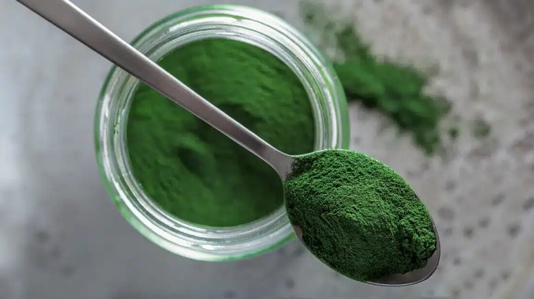 Erfahrt alles über Chlorella - von ernährungsphysiologischen Benefits, Entgiftung auf zellulärer Ebene bis hin zu Tipps für den Alltag.🌿🔬 #Superfood #Chlorella
