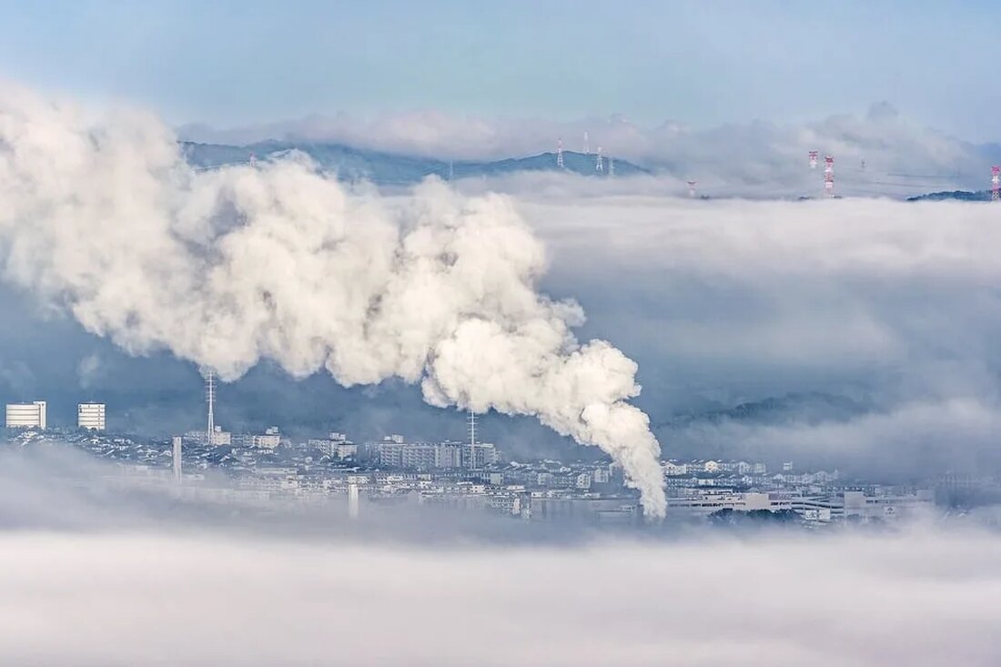 Die Fragen, was Klimawandel und Meereserwärmung sind und wie sie sich auf unseren Planeten und unsere Lebensweise auswirken, scheinen immer relevanter zu werden. Dieser Artikel erläutert, wie diese beiden miteinander verbundenen Phänomene uns und den Planeten beeinflussen und welche möglichen Lösungen es gibt. in Klimawandel und Meereserwärmung Klimawandel und Meereserwärmung sind zwei große ökologische Fragen, die auf globaler Ebene diskutiert werden. Der Klimawandel bezieht sich auf langfristige Änderungen der durchschnittlichen Wetterbedingungen auf der Erde, während die Meereserwärmung die Erhöhung der Wassertemperatur, insbesondere die der Ozeane, bezeichnen. Klimawandel Klimawandel ist eine natürliche geologische Erscheinung, die über Millionen von Jahren stattfindet. Doch …