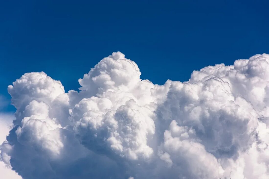 Klimaschutz ist ein bedeutendes und drängendes Thema, dessen Bedeutung für die moderne Gesellschaft nicht hoch genug eingeschätzt werden kann. Im Zuge der globalen Erwärmung und der stetig wachsenden Anforderungen an die Mobilität wird klar, dass Fortschritte im Bereich der nachhaltigen Mobilität unvermeidlich sind. Dieser Artikel beleuchtet die Verbindung zwischen Klimaschutz und nachhaltiger Mobilität und erläutert, wie wir als Gesellschaft uns auf einen grüneren, nachhaltigeren Weg vorbereiten können. Die Notwendigkeit des Klimaschutzes Was ist Klimaschutz? Der Klimaschutz ist ein breites und vielschichtiges Feld, das sich mit der Erhaltung des globalen Klimas und dem Schutz des Planeten vor den Folgen der globalen …
