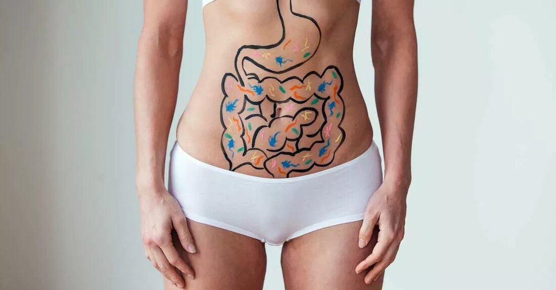 Darmbakterien im Zusammenhang mit Dutzenden von Gesundheitszuständen Forscher haben Darmbakterien sowie andere Mikroorganismen mit Dutzenden von Gesundheitszuständen in Verbindung gebracht. Laut Untersuchungen, die auf dem virtuellen Jahreskongress der Europäischen Gesellschaft für Kardiologie vorgestellt wurden, besteht ein Zusammenhang zwischen Darmbakterien und Bluthochdruck, Typ-2-Diabetes und chronisch obstruktiven Lungenerkrankungen. Hilde E. Groot, MD von der Universität Groningen in den Niederlanden, sprach in ihrem Vortrag darüber, wie viele Informationen Darmbakterien liefern können. „Unsere Studie zeigt, dass Mikrobiota eine wichtige Rolle bei der Erhaltung der Gesundheit spielen und uns bei der Entwicklung neuartiger Behandlungen helfen könnte“, sagte Dr. Groot. Sie fügte hinzu, dass „das Ausmaß, …