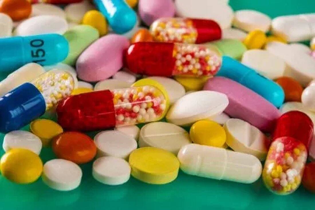 Einige angeblich inaktive Inhaltsstoffe in gängigen Arzneimitteln – wie Farbstoffen und Konservierungsmitteln – können möglicherweise biologisch aktiv sein und zu unerwarteten Nebenwirkungen führen. Dies geht aus einer vorläufigen neuen Studie von Forschern der UC San Francisco School of Pharmacy und der Novartis Institutes für BioMedical Research hervor (NIBR). Einige angeblich inerte Inhaltsstoffe in gängigen Arzneimitteln können möglicherweise biologisch aktiv sein Die meisten Medikamente enthalten nur eine relativ geringe Menge ihres pharmazeutischen Wirkstoffs (z. B. das Paracetamol in Tylenol und andere Medikamente). Der Rest einer Pille, flüssig oder injizierbar, kann aus Bestandteilen bestehen, einschließlich Konservierungsmitteln, Farbstoffen, antimikrobiellen Mitteln und anderen Verbindungen, …