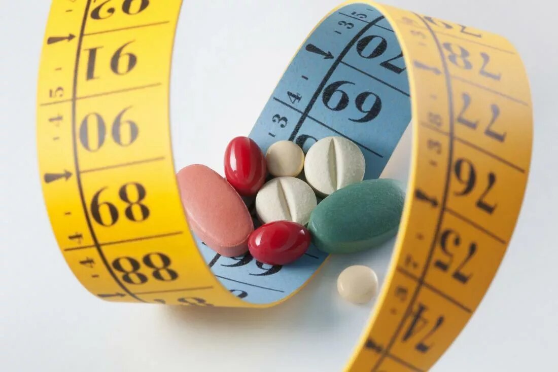 Eine natürliche Diätpille? Pharmaunternehmen wissen, dass es eine massive Nachfrage und enorme Gewinne geben wird, wenn sie eine wirksame, sichere Diätpille herstellen können. Viele der 73% der Amerikaner, die übergewichtig oder fettleibig sind, würden eine echte Lösung für ihre Gewichtsprobleme finden. Aber die Geschichte ist übersät mit katastrophalen Diätmedikamenten. Eines der ersten war Dinitrophenol, das in den 1930er Jahren verkauft wurde. Es kurbelte den Stoffwechsel an und verbrannte Körperfett. Leider verursachte es auch Blindheit und Tod durch gefährlich erhöhte Körpertemperatur. Die FDA stellte schließlich die Produktion ein. In den 1990er Jahren gab es die Fen-Phen-Begeisterung. Es war eine Kombination der …