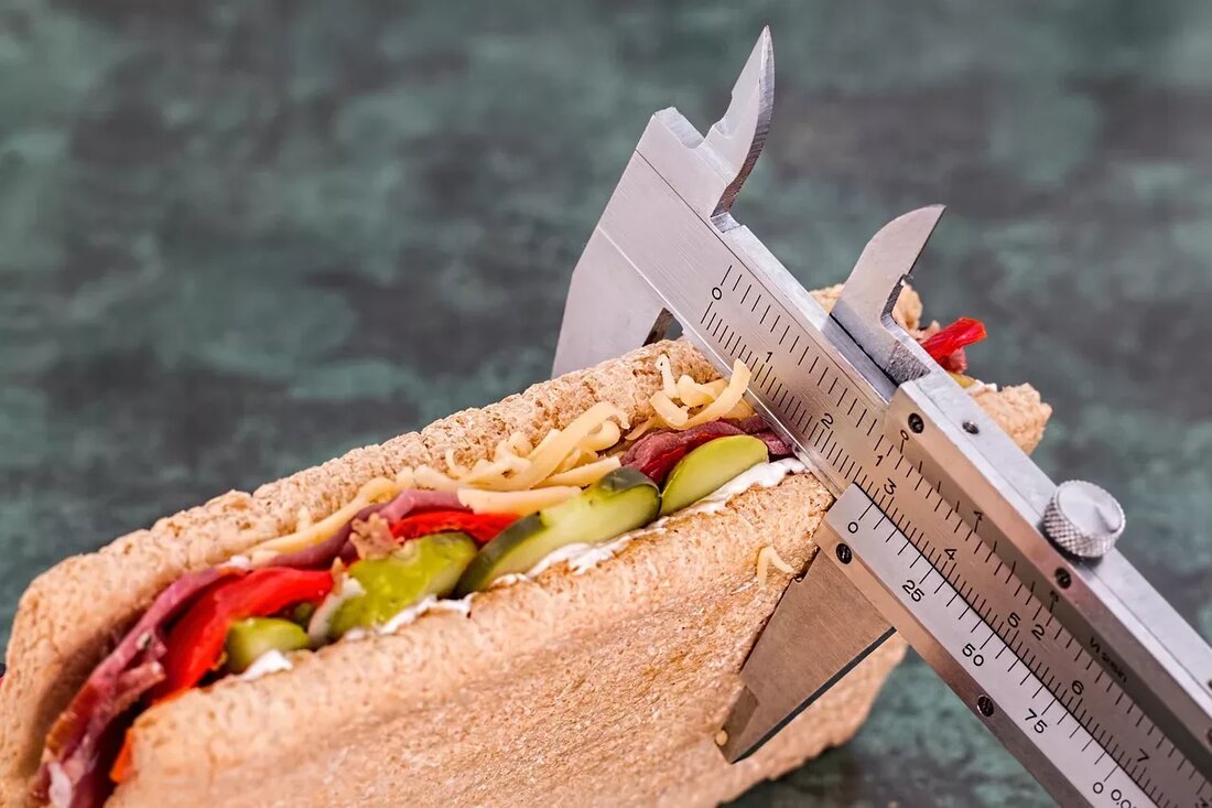 Es gibt zahlreiche Belege für die Vorteile des Fastens. Eine neue Studie hat jedoch davor gewarnt, dass Fasten auch ein Gesundheitsrisiko darstellen kann. Sie legt nahe, dass sich Fasten negativ auf das Immunsystem auswirken und das Risiko für Herzkrankheiten erhöhen kann. Die Auswirkungen wurden sogar beobachtet, wenn das Frühstück ausgelassen wurde. In der Studie an Mäusen fanden die Forscher der „Icahn School of Medicine“ am Mount Sinai heraus, dass das Auslassen von Mahlzeiten eine Reaktion im Gehirn auslösen kann, die sich negativ auf die Immunzellen auswirkt. Auf der Grundlage dieser Ergebnisse schlugen sie vor, dass chronisches Fasten langfristige Auswirkungen auf …
