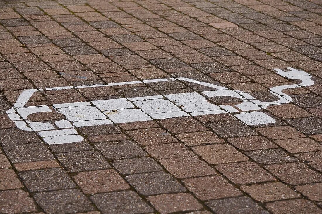 Die Themen Klimaschutz und Elektromobilität sind in den aktuellen Diskussionen weltweit immer präsenter. Mit der Elektromobilität wurde eine Technologie geschaffen, die dazu beitragen kann, den anthropogenen Einfluss auf das Klima zu verringern. Dieser Artikel befasst sich im Detail mit Elektromobilität und Klimaschutz, wobei verschiedene Aspekte kritisch beleuchtet werden. Elektromobilität: Ein kurzer Überblick Definition und Arten der Elektromobilität Elektromobilität bezeichnet den Einsatz von Fahrzeugen, die vollständig oder teilweise durch elektrische Energie angetrieben werden. Hierzu zählen reine Elektroautos (BEV), Plug-in-Hybridautos (PHEV), Hybridautos (HEV) und Elektrobikes. Im Gegensatz zu herkömmlichen Fahrzeugen, die ihren Antrieb aus fossilen Brennstoffen beziehen, stützen sich diese Fahrzeuge auf …