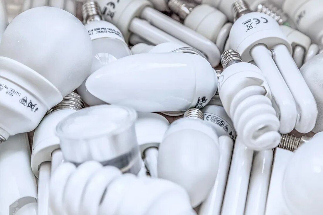 Energiesparende Haushaltsgeräte sind nicht nur eine gute Möglichkeit, um Geld zu sparen. Sie werden auch eine zunehmend wichtige Rolle in unserem Bemühen spielen, den Energieverbrauch zu reduzieren und den Klimawandel zu bekämpfen. In Deutschland machen die kleinen und großen Haushaltsgeräte einen bedeutenden Teil des Gesamtenergieverbrauchs aus. Durch die Verbesserung ihrer Energieeffizienz können wir erhebliche Einsparungen erzielen. Dieser Leitfaden gibt einen umfassenden Überblick über energiesparende Haushaltsgeräte, einschließlich welcher Arten von Geräten verfügbar sind, wie man sie identifiziert und auswählt und welche Vorteile sie haben. Bedeutung energiesparender Haushaltsgeräte Überblick über den Energieverbrauch im Haushalt In einem durchschnittlichen deutschen Haushalt machen Haushaltsgeräte wie …