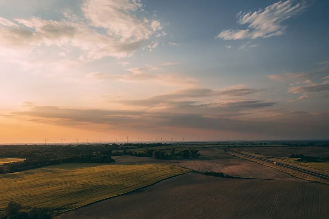 Im heutigen Zeitalter der Technologie und der rasanten Urbanisierung ist eine nachhaltige Stadtplanung unerlässlich für den Klimaschutz. Durch innovative Ansätze und Planungsstrategien können Städte dazu beitragen, die Auswirkungen des Klimawandels zu mindern und eine nachhaltige Entwicklung zu fördern. In diesem Artikel wird der Fokus auf die verschiedenen Aspekte einer nachhaltigen Stadtplanung und deren Beitrag zum Klimaschutz gelegt. Definition der Nachhaltigkeit Nachhaltigkeit ist ein Konzept, das ursprünglich aus der Forstwirtschaft stammt und heute in vielen Bereichen angewendet wird. Es beruht auf dem Grundsatz, dass die gegenwärtige Generation ihre Bedürfnisse befriedigen sollte, ohne die Fähigkeit zukünftiger Generationen zu beeinträchtigen, ihre eigenen Bedürfnisse …