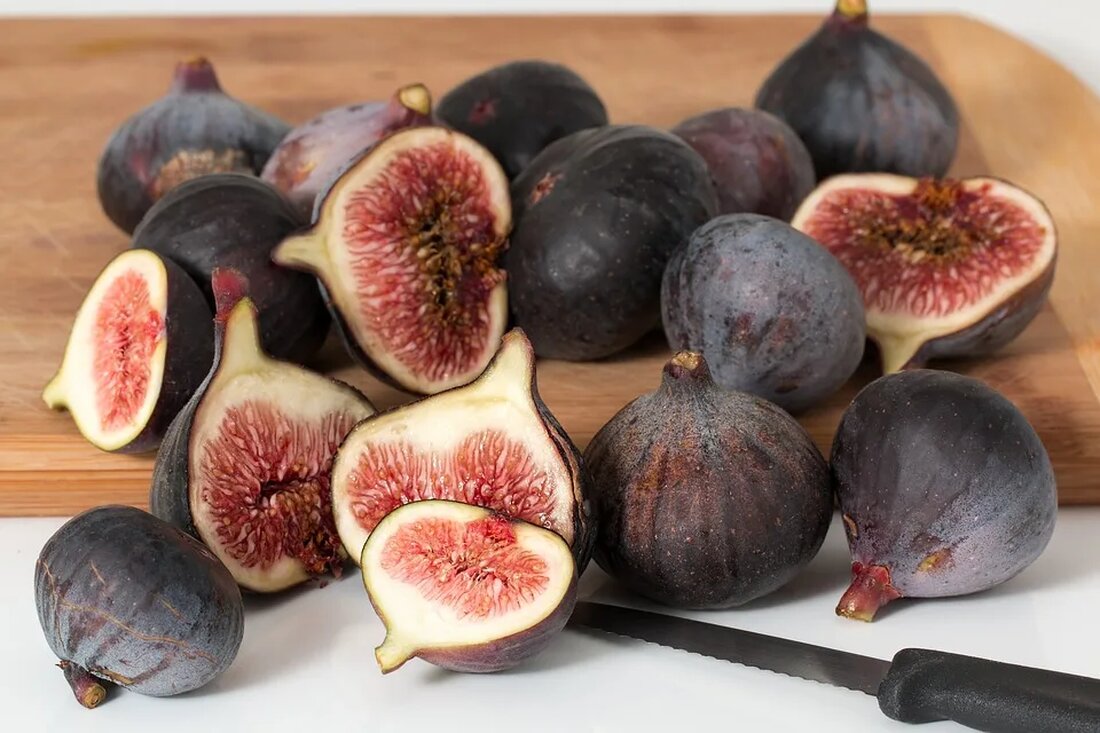 Der Einfluss von Ernährung auf den Schlaf Der Schlaf spielt eine entscheidende Rolle für unsere körperliche und geistige Gesundheit. Ein gesunder und erholsamer Schlaf ist wichtig, um den Körper zu regenerieren, das Immunsystem zu stärken und das allgemeine Wohlbefinden zu fördern. Doch wussten Sie, dass auch unsere Ernährung einen großen Einfluss auf die Schlafqualität haben kann? In diesem Artikel werden wir genauer betrachten, welchen Effekt verschiedene Lebensmittel und Nährstoffe auf unseren Schlaf haben. Die Bedeutung des Schlafs für die Gesundheit Bevor wir uns mit der Ernährung und ihrem Einfluss auf den Schlaf beschäftigen, sollten wir einen Blick auf die allgemeine …