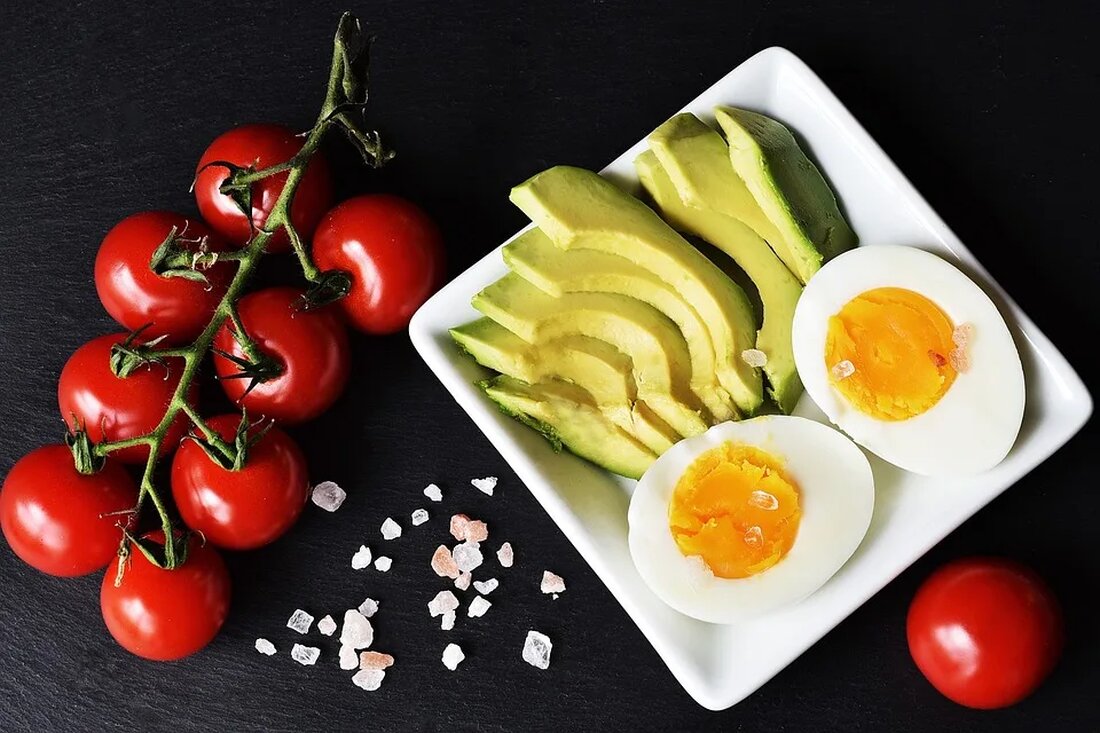 Diät-Trends: Keto, Paleo und andere In den letzten Jahren hat sich die Landschaft der Diät-Trends stark verändert. Immer mehr Menschen suchen nach effektiven Möglichkeiten, um Gewicht zu verlieren, ihren Stoffwechsel anzukurbeln und ihre allgemeine Gesundheit zu verbessern. Unter den zahlreichen diätetischen Ansätzen sind zwei besonders populär geworden – die ketogene Diät und die paläolithische Diät (auch bekannt als Paleo). In diesem Artikel werden wir uns mit diesen beiden Diät-Trends sowie einigen anderen verbundenen Trends auseinandersetzen und ihre Vor- und Nachteile diskutieren. Die ketogene Diät Die ketogene Diät, auch als Keto-Diät bekannt, ist eine kohlenhydratarme, fettreiche Diät, die darauf abzielt, den …