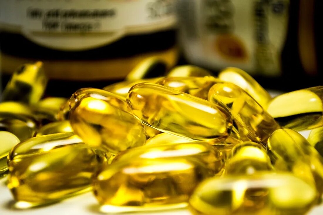 Omega-3 und Omega-6: Ein ausgewogenes Verhältnis Omega-3 und Omega-6 sind essentielle Fettsäuren, die in unserer Ernährung eine wichtige Rolle spielen. Das Verhältnis zwischen Omega-3 und Omega-6 ist entscheidend für unsere Gesundheit. In diesem Artikel werden wir uns genauer mit den verschiedenen Aspekten dieser beiden Fettsäuren befassen und herausfinden, wie wir ein ausgewogenes Verhältnis erreichen können. Was sind Omega-3 und Omega-6? Omega-3- und Omega-6-Fettsäuren gehören zu den mehrfach ungesättigten Fettsäuren. Sie sind für unseren Körper essentiell, was bedeutet, dass er sie nicht selbst produzieren kann und wir sie über unsere Nahrung aufnehmen müssen. Omega-3-Fettsäuren Omega-3-Fettsäuren sind in verschiedenen Lebensmitteln wie fetten &hellip;