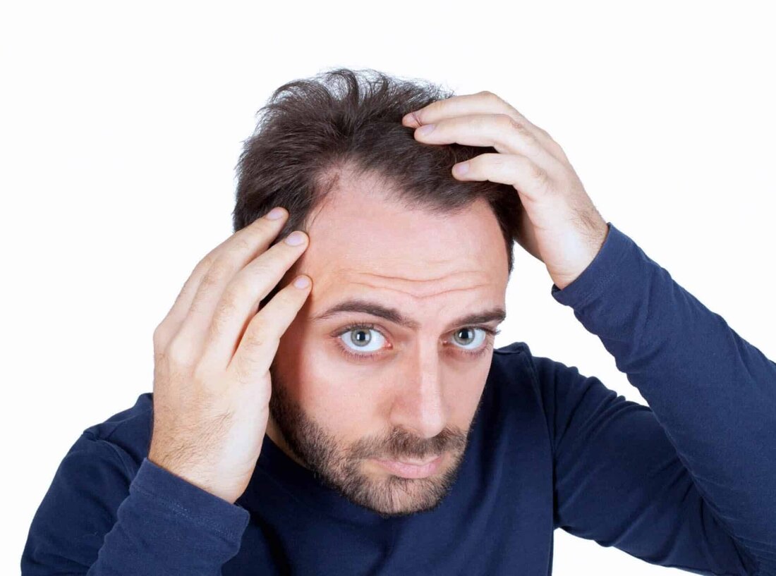 Backpulver ist ein bekanntes natürliches Reinigungsmittel, das häufig im Haus verwendet wird. Haben Sie schon von Backpulver-Shampoo gehört? Diese erschwingliche, hausgemachte Zubereitung ist bei denjenigen beliebt geworden, die der „No Poo“ -Bewegung folgen und kommerzielle Shampoos zugunsten natürlicher oder gar keiner Alternativen aufgeben. Wie bei vielen Modeerscheinungen ist es wichtig, die Wissenschaft hinter anekdotischen Beweisen zu betrachten. Ist Backpulver-Shampoo wirklich ein Allheilmittel, um das Haarwachstum zu beschleunigen und die Kopfhaut zu reinigen? Lass es uns herausfinden. Der Backpulver Shampoo Trend Um potenziell schädliche, aggressive Chemikalien zu vermeiden, schneiden viele Menschen kommerziell hergestellte Shampoo- und Conditionerprodukte aus. Neben dem Wunsch, die …