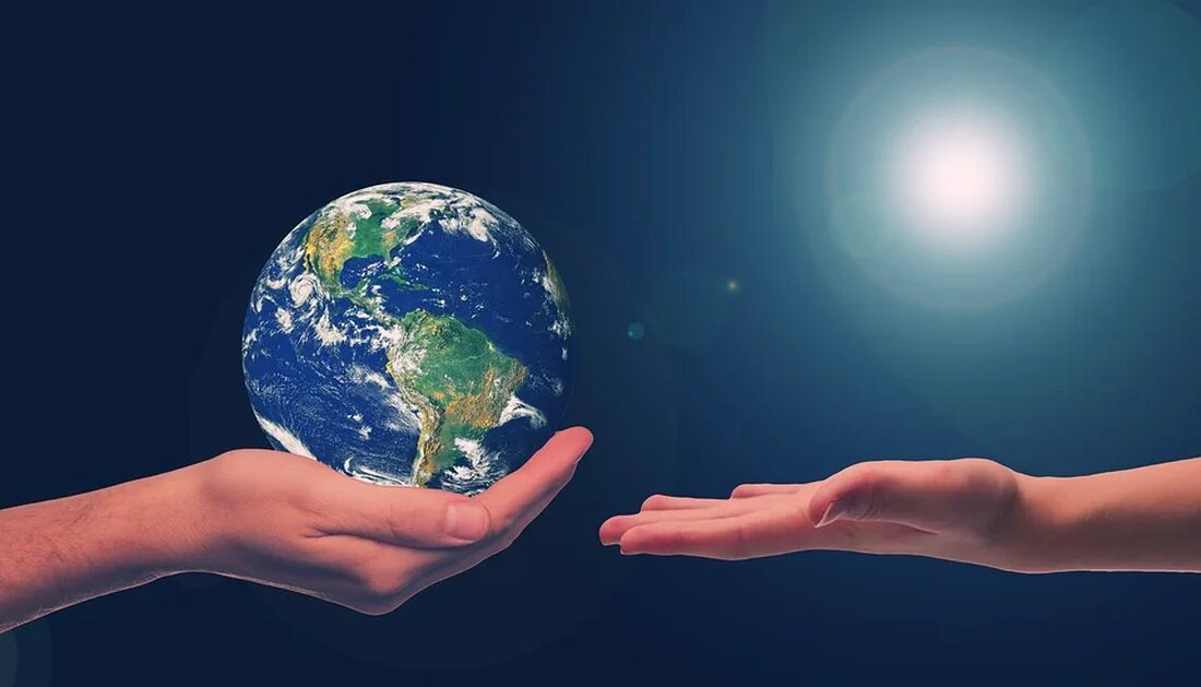 Der Begriff "Nachhaltige Kunst" oder "Eco-Art" ist in den letzten Jahren immer verbreiteter geworden und sein Einfluss auf das Bewusstsein für Umwelt und Nachhaltigkeit ist unbestreitbar. Die Nachhaltigkeit in der Kunst ist nicht nur auf die Verwendung von recycelten oder umweltfreundlichen Materialien beschränkt, sondern umfasst auch Themen wie sozialen Aktivismus, Bildung und nachhaltige Praktiken. In diesem Artikel werden wir die Bedeutung von Nachhaltigkeit in der Kunst, ihre Entstehung und ihre Rolle im heutigen Kunstuniversum eingehender betrachten. Was ist nachhaltige Kunst? Definition und Konzepte Nachhaltige Kunst ist ein künstlerischer Ausdruck, der sich auf den Umweltschutz und die Förderung von nachhaltigen Lebensweisen …