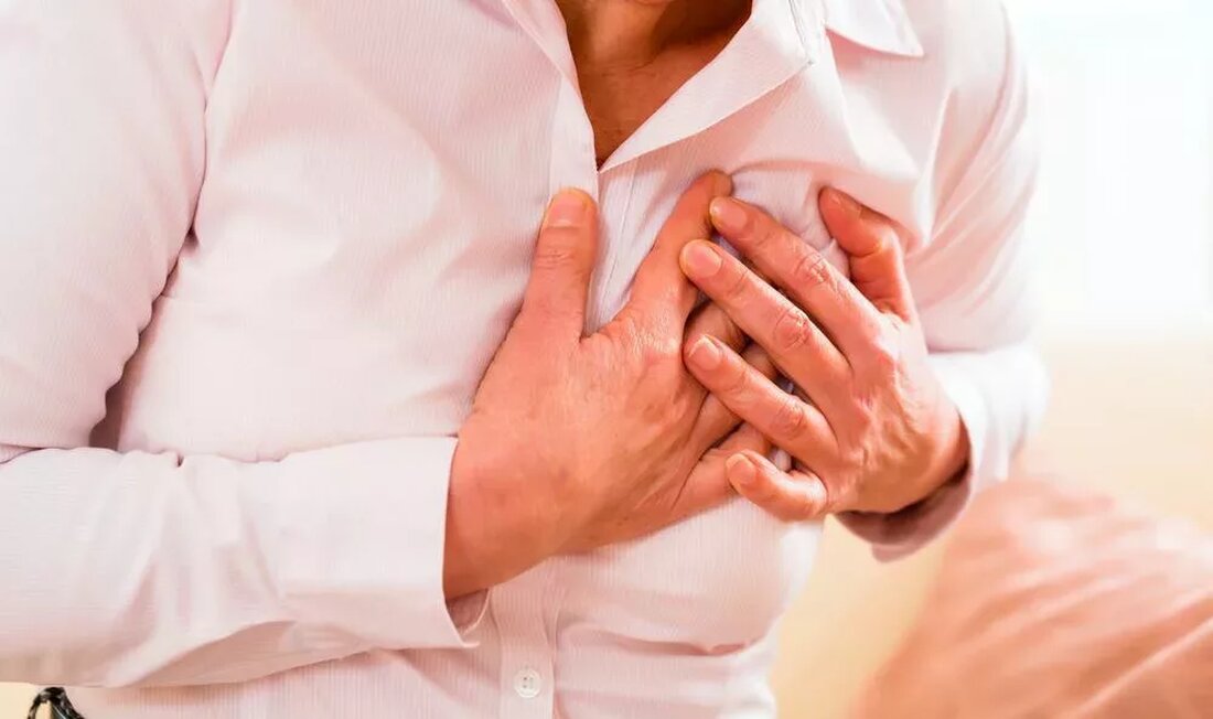 Magnesiummangel, auch bekannt als Hypomagnesiämie, ist ein ernstes Gesundheitsproblem, das oft ignoriert wird. Dies liegt daran, dass die mit diesem Zustand verbundenen Symptome erst auftreten, wenn sich der Zustand verschlimmert. Zu den Ursachen einer Hypomagnesiämie gehören Hunger, bestimmte Medikamente, akuter oder chronischer Durchfall und Magenbypassoperationen. Das Schlimmste an diesem Zustand ist, dass Hypomagnesiämie, wenn sie nicht rechtzeitig behandelt wird, das Herz schwer schädigen und zu chronischen Herzerkrankungen führen kann. Schauen Sie sich an, welche Symptome sich in Ihrem Körper zeigen können, wenn Sie einen extrem niedrigen Magnesiumspiegel haben. Symptome eines niedrigen Magnesiumspiegels Gesundheitszustände gehen mit bestimmten Anzeichen und Symptomen einher. …