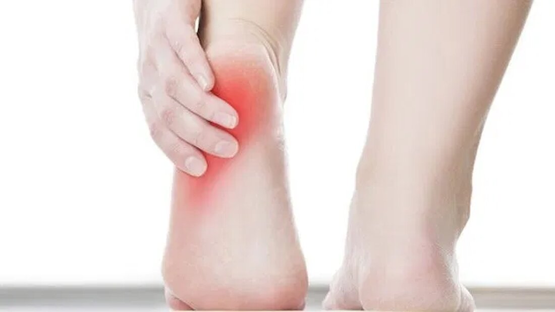 Wenn Sie mit chronischen Fersenschmerzen zu kämpfen haben, ist wahrscheinlich eine Plantarfasziitis der Grund dafür. Es handelt sich dabei um eine häufige Fußverletzung, die einen stechenden Schmerz an der Fußsohle in der Nähe der Ferse verursachen kann. Manchmal verschwindet sie von selbst, aber es gibt auch einige einfache Behandlungen zu Hause, die helfen können. Die Plantarfaszie ist ein Band aus tiefem Gewebe, das vom Fersenbein bis zu den Zehen verläuft. Plantarfasziitis ist eine Verformung oder ein Riss dieses Gewebes. Sie führt zu Reizungen, Entzündungen und schließlich zu Schmerzen. Sportchiropraktiker Thomas Torzok, DC, sagt, dass sich das Problem typischerweise mit der …