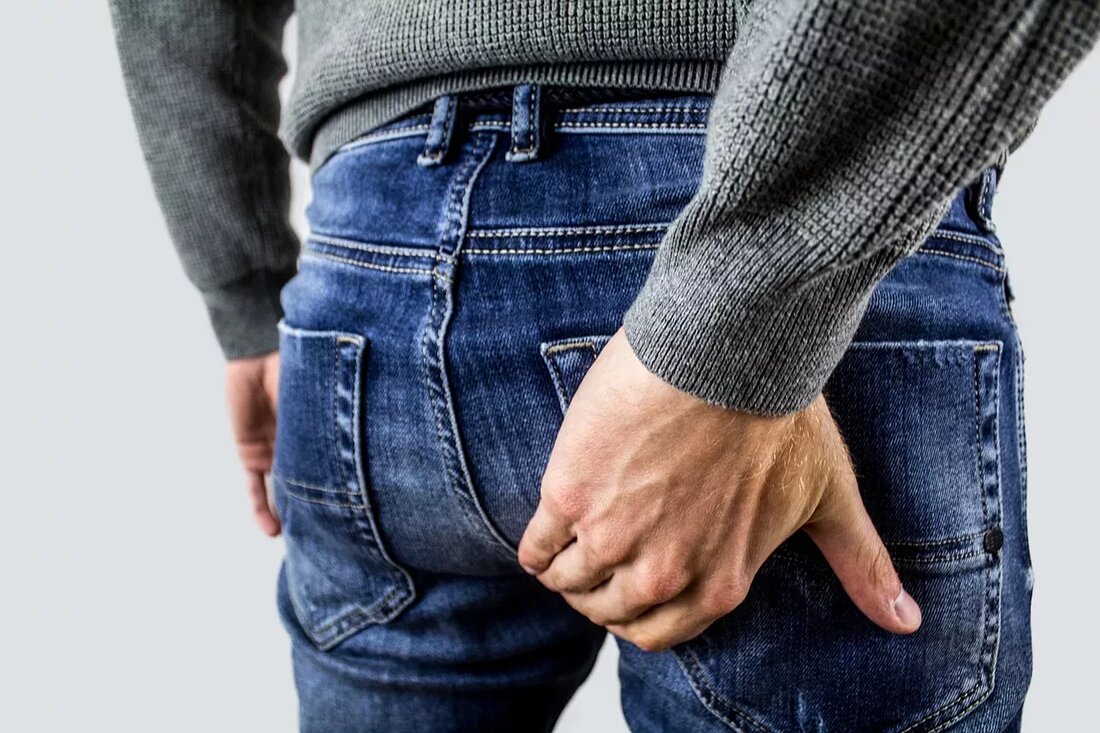 Haben Sie es satt, jedes Mal zur Apotheke zu rennen, wenn Sie etwas gegen Hämorrhoiden brauchen? Vielleicht sollten Sie stattdessen einige Hausmittel ausprobieren! Natürliche Heilmittel helfen nachweislich, die Hämorrhoiden zu verkleinern, aber informieren Sie sich, bevor Sie diese unangenehmen Gäste zu Hause behandeln. „Machen Sie sich zunächst klar, dass Hämorrhoiden ein normaler Teil unserer Anatomie sind. Normalerweise verursachen sie keine Schmerzen“, sagt der Kolorektalchirurg Jeremy Lipman, MD. Dr. Lipman sagt, dass jede Veränderung, die Sie im Bereich Ihres Anus bemerken, eine Untersuchung durch Ihren Arzt erforderlich macht, um sicherzustellen, dass nichts Ernstes vorliegt. Vor allem, wenn Sie Blut sehen. Wenn …