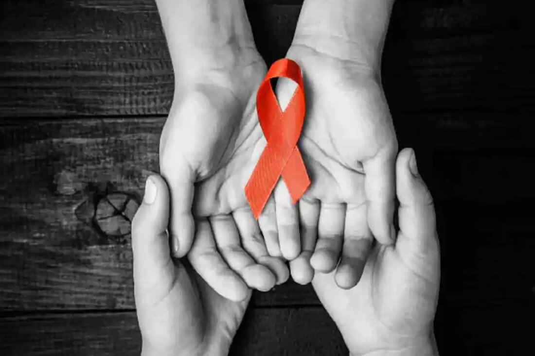 Ja, eine HIV-Infektion kann geheilt werden. Drei HIV-Infizierte sind bisher geheilt worden. In all diesen Fällen wurde eine hämatopoetische Stammzellentransplantation durchgeführt, die bei der Behandlung von schweren Blutkrebserkrankungen eingesetzt wird. Zuvor waren bereits zwei HIV-Patienten durch diesen medizinischen Eingriff geheilt worden. Der dritte Fall wurde diese Woche in Nature Medicine veröffentlicht. Er wurde von einer internationalen Gruppe von Ärzten und Forschern aus Deutschland, den Niederlanden, Frankreich, Spanien und den Vereinigten Staaten festgestellt. Es war auch das erste Mal, dass der erfolgreiche Heilungsprozess des HIV-Patienten über einen Zeitraum von 10 Jahren virologisch und immunologisch genauestens charakterisiert wurde, so die Forscher. Treffen …