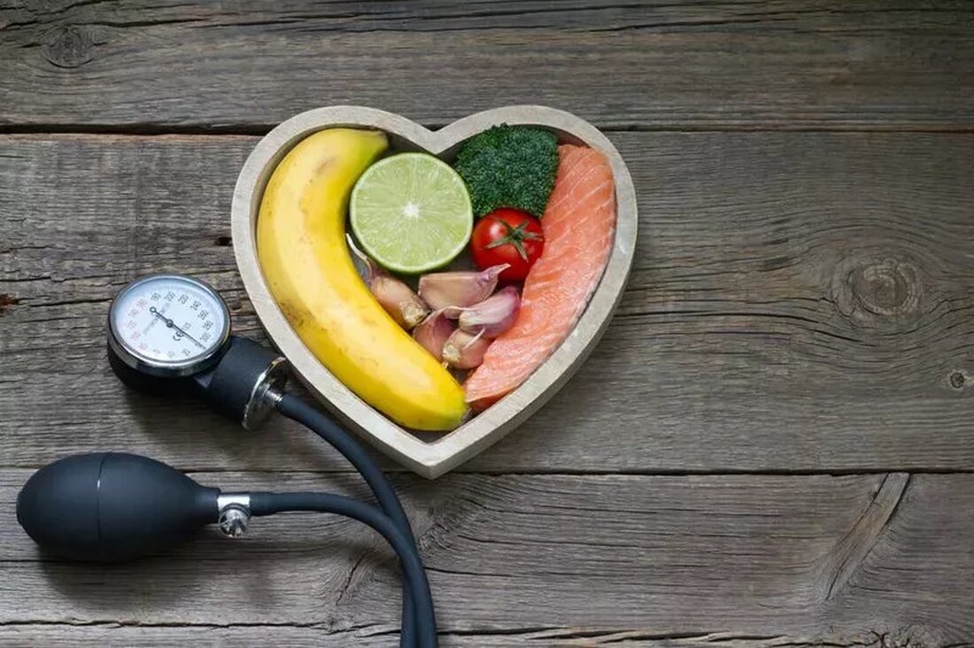 Kollagen zur Behandlung von Cellulite Von Prof. Gene Bruno, MS, MHS, RH(AHG) Huntington University of Health Sciences Kollagen ist das wichtigste Strukturprotein in der Haut und anderen Bindegeweben und macht 25 bis 35 Prozent des gesamten Proteingehalts des Körpers aus. Obwohl normalerweise als Produkt zur Hautfalten- oder Gelenkpflege gedacht, haben sich Kollagen – oder genauer Verisol-Kollagenpeptide (ein Material, das in vielen Nahrungsergänzungsmitteln enthalten ist) – bei Cellulite als wirksam erwiesen. Die klinische Studie In einer doppelblinden, placebokontrollierten klinischen Studie1 untersuchten Forscher die Wirksamkeit von Verisol-Kollagenpeptiden bei der Behandlung von Cellulite bei normalen und übergewichtigen Frauen. Insgesamt erhielten 105 Frauen im …