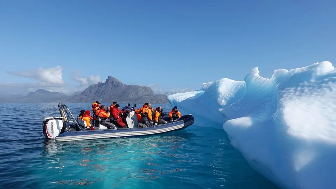 Klimawandel, eine der größten Herausforderungen unserer Zeit, ist nicht nur eine ökologische Krise, sondern auch eine stetig wachsende gesundheitliche Bedrohung für die Menschheit. Der Klimawandel beeinflusst entscheidend die sozialen und umweltbedingten Determinanten der Gesundheit – saubere Luft, sicheres Trinkwasser, ausreichende Nahrung und sichere Unterkünfte. Die Diskussion über Klimawandel und Gesundheit ist dringender denn je. Überblick über den Klimawandel Bevor wir uns den spezifischen Auswirkungen des Klimawandels auf die menschliche Gesundheit zuwenden, ist es wichtig, zunächst ein Verständnis dafür zu bekommen, was genau der Klimawandel ist. Erklärung des Klimawandels Der Klimawandel oder die globale Erwärmung bezieht sich auf langfristige Veränderungen der …