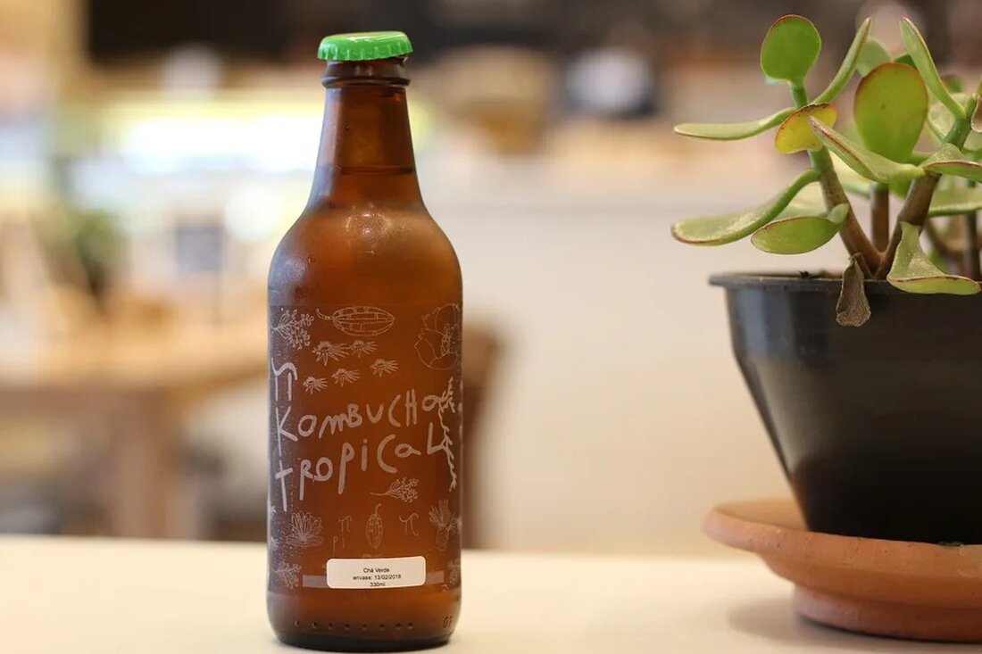 Kombucha: Gesundheitsvorteile und DIY-Anleitung Kombucha ist ein fermentiertes Getränk, das seit Jahrhunderten in verschiedenen Kulturen beliebt ist. Es wird aus grünem oder schwarzen Tee und einem symbiotischen Kulturenkomplex (SCOBY) hergestellt. SCOBY besteht aus einer Kombination von Hefe und Bakterienkulturen, die den Fermentationsprozess ermöglichen. In diesem Artikel werden wir die Gesundheitsvorteile von Kombucha sowie eine Anleitung zur Herstellung dieses köstlichen und gesunden Getränks zu Hause besprechen. Was ist Kombucha? Kombucha ist ein prickelndes und leicht säuerliches Getränk, das aus Tee gewonnen wird. Die Herstellung erfolgt durch Zugabe einer Kombination von Hefe und Bakterien zu einer süßen Teemischung. Diese Mischung wird dann &hellip;