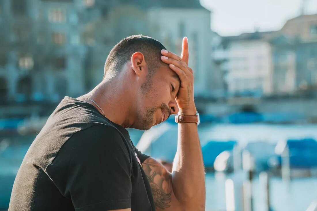 Kopfschmerzen gehören zu den häufigsten Schmerzursachen, mit denen wir zu tun haben. Die Ursachen für Kopfschmerzen sind vielfältig, können aber Auslöser wie Koffein, Nahrungsmittelzusätze, Lichteinwirkung, Zeitplanänderungen und sogar Hormone sein. Die gute Nachricht ist, dass Sie Ihre Kopfschmerzen lindern können, wenn Sie wissen, was Ihre Kopfschmerzen auslöst. Im Folgenden finden Sie einige Lebensstiländerungen, die Ihnen helfen können, Kopfschmerzen zu vermeiden, sowie natürliche Heilmittel, die Linderung verschaffen können. Kopfschmerzauslöser durch Änderungen des Lebensstils in den Griff bekommen Sorgen Sie für ausreichend Schlaf Sorgen Sie dafür, dass Sie jede Nacht 7 bis 9 Stunden Schlaf bekommen. Vermeiden Sie Nahrungsmittel als Auslöser Bestimmte …