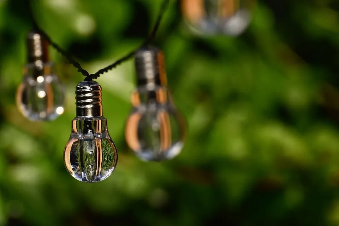 : Nachhaltige Energie in Entwicklungsländern In einer Welt, die von technologischem Fortschritt und einer wachsenden Bevölkerung angetrieben wird, steigt die Nachfrage nach Energie stetig an. Entwicklungsländer, in denen ein großer Teil der weltweiten Bevölkerung lebt, begegnen dieser Herausforderung, indem sie sich auf erneuerbare und nachhaltige Energiequellen konzentrieren. Mit nachhaltiger Energie ist es möglich, den Energiebedarf zu decken, ohne die natürlichen Ressourcen der Erde auszuschöpfen oder die Umwelt dauerhaft zu schädigen. Herausforderungen bei der Energieversorgung in Entwicklungsländern Mangel an Zugang zu Energie In vielen Entwicklungsländern haben große Teile der Bevölkerung noch immer keinen Zugang zu zuverlässiger und bezahlbarer Energie. Laut der …