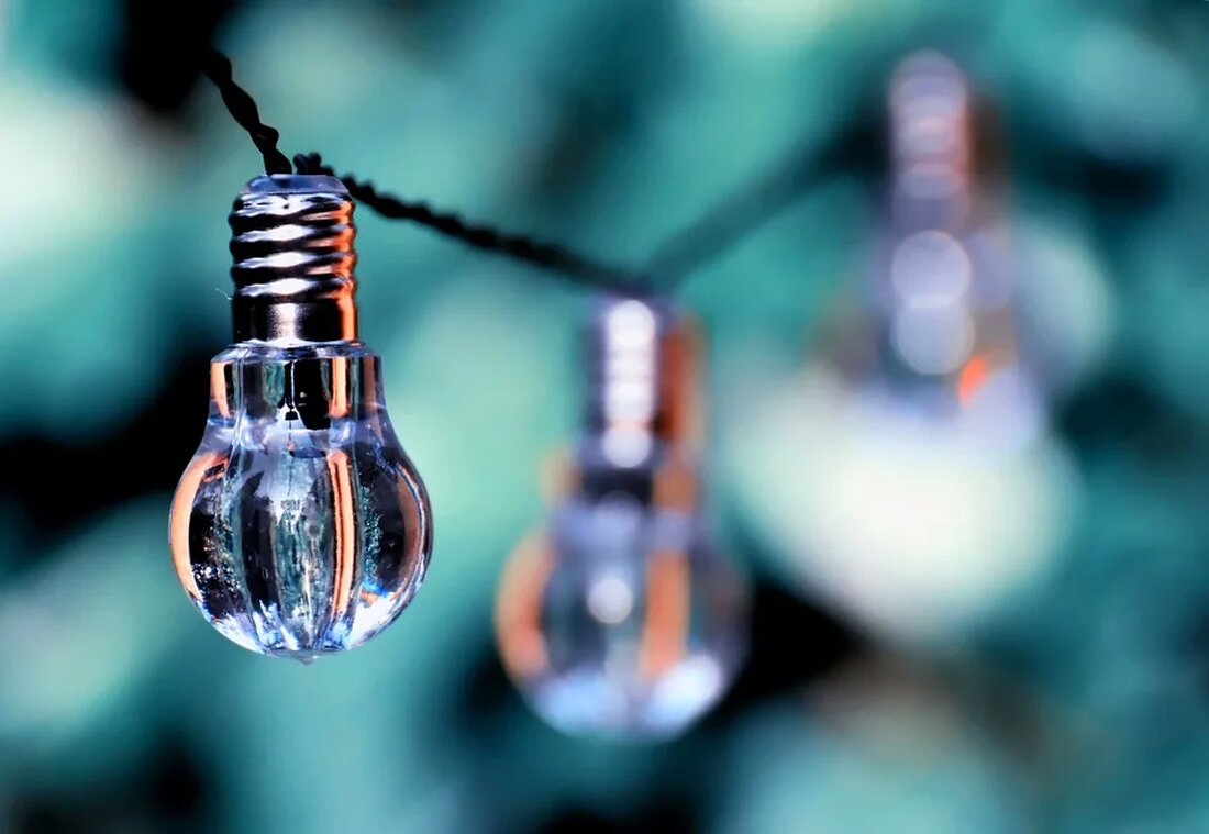 Im Laufe der Jahre hat sich die Bedeutung von Nachhaltigkeit in allen Aspekten unseres Lebens erhöht. Von Energiequellen über Lebensmittelproduktion bis hin zu Konsumgewohnheiten; nachhaltige Praktiken sind immer mehr gefragt. Die Kaffeeindustrie bildet hier keine Ausnahme und beginnt, die Notwendigkeit von effizienteren, umweltfreundlicheren Methoden zur Kaffeeherstellung zu erkennen. Überblick über die Kaffeeindustrie Die Kaffeeindustrie ist eine der größten Wirtschaftszweige weltweit, wobei Brasilien, Vietnam und Kolumbien die größten Produzenten sind. Millionen von Menschen sind von der Kaffeeindustrie abhängig, von Landwirten und Arbeitern auf Kaffeefarmen über Lieferanten und Händler bis hin zu Kaffeehausbesitzern und Endverbrauchern. Probleme in der Kaffeeindustrie Trotz ihrer wirtschaftlichen …