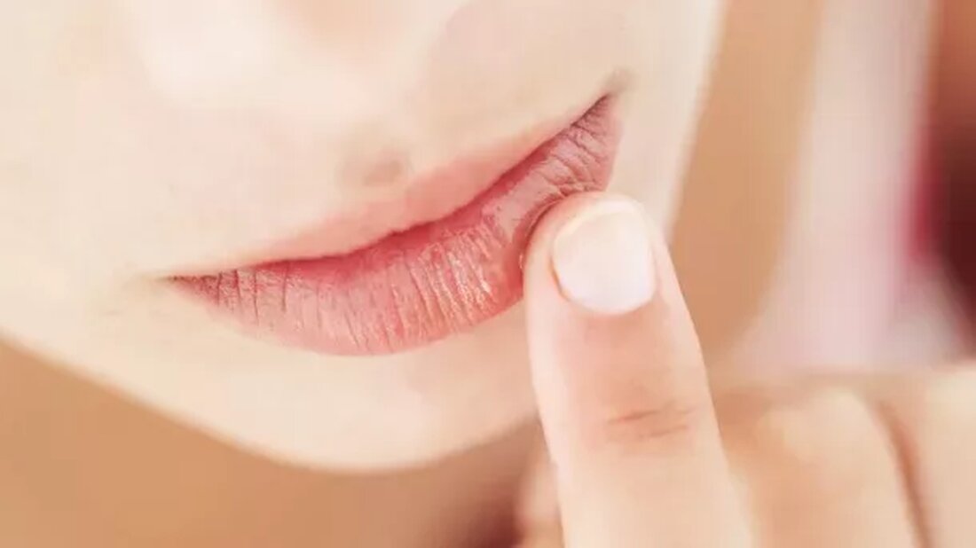 Ihr Körper ist eine wirklich erstaunliche Maschine. Es funktioniert nicht nur rund um die Uhr, um Sie am Leben zu erhalten, sondern kann Ihnen auch Anzeichen senden, wenn etwas mit Ihrer Gesundheit nicht stimmt. Wenn Sie diese 19 Zeichen genau beachten, können Sie die Ursache möglicherweise erst vor Ihrem nächsten Arztbesuch finden. 19 Dinge, die Ihr Körper möglicherweise über Ihre Gesundheit zu sagen versucht 1. Geschwollene Augen Wenn Ihre Augen verquollen oder geschwollen sind, versucht Ihr Körper möglicherweise, Ihnen zu sagen, dass Sie wieder ins Bett gehen und den Schlaf nachholen sollen! Dies könnte auch ein Hinweis auf Allergien sein. …