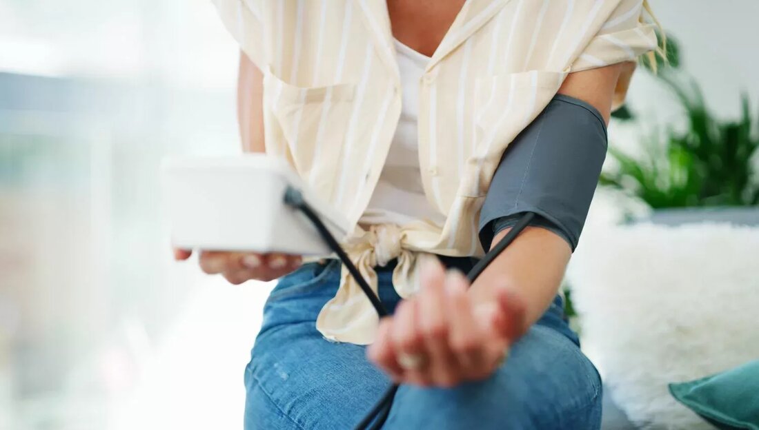 Niedriger Blutdruck, auch Hypotonie genannt, ist ein Zustand, bei dem der Blutdruck in den Arterien unter den normalen Werten liegt. In vielen Fällen ist niedriger Blutdruck harmlos, kann jedoch bei manchen Menschen zu Schwindel, Schwäche und Ohnmacht führen. Um diesen Symptomen entgegenzuwirken, gibt es eine Vielzahl von Hausmitteln, die von Generation zu Generation weitergegeben wurden. In diesem Artikel werden wir einige von Omas Hausmitteln gegen niedrigen Blutdruck vorstellen und deren wissenschaftliche Fundierung untersuchen. Wasser trinken Wasser trinken ist eines der einfachsten und effektivsten Hausmittel gegen niedrigen Blutdruck. Ausreichende Flüssigkeitszufuhr trägt zur Aufrechterhaltung eines angemessenen Blutvolumens bei, das für einen stabilen …