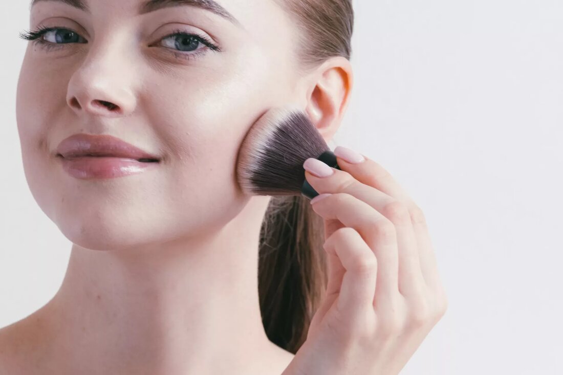 Ein makelloses und natürliches Make-up ist gar nicht so schwer durchzuführen. Denn wer will schon wie angemalt aussehen. Leider hat man oft das Gefühl, dass einige Personen keinen Spiegel zu Hause haben und daher aussehen, als wären sie in den Farbtopf gefallen. Damit das nicht passiert, gibt es einige Tricks, um ein ganz natürliches Make-up aufzulegen, welches nicht nur zeitlos ist, sondern die Schönheit jeder Frau hervorhebt. Haut vorbereiten Wer einen makellosen und natürlichen Teint, trotz Gesichts Make-up haben möchte, muss seine Haut vorbereiten. Zuerst sollte das Gesicht gereinigt werden, damit die Haut von Schmutz und Verunreinigungen befreit wird. Nachdem das Gesicht &hellip;