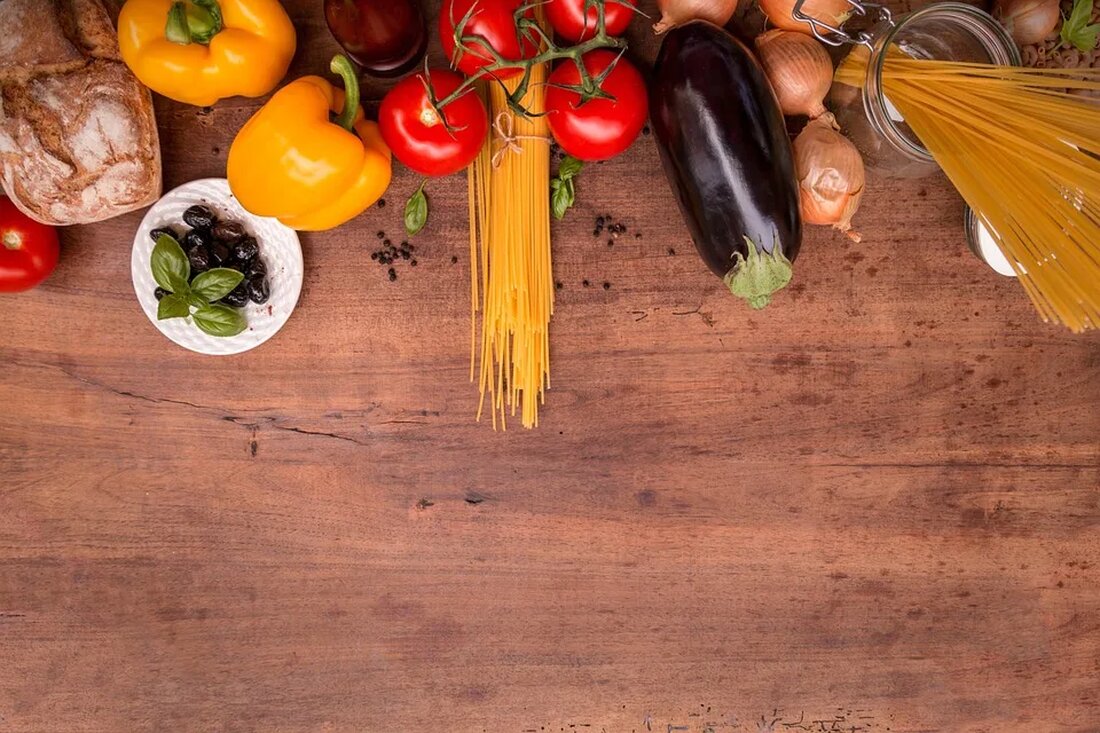Pflanzenbasierte Ernährung: Was Sie wissen sollten Eine pflanzenbasierte Ernährung erfreut sich weltweit immer größerer Beliebtheit. Doch was genau verbirgt sich eigentlich hinter diesem Trend und welche Vor- und Nachteile hat eine Ernährung, die hauptsächlich auf pflanzlichen Lebensmitteln basiert? In diesem Artikel werden wir Ihnen alles Wichtige über die pflanzenbasierte Ernährung erklären. Was ist eine pflanzenbasierte Ernährung? Bei einer pflanzenbasierten Ernährung liegt der Fokus auf pflanzlichen Lebensmitteln wie Obst, Gemüse, Hülsenfrüchten, Vollkorngetreide, Nüssen und Samen. Tierische Produkte wie Fleisch, Fisch, Milch und Eier werden möglichst reduziert oder ganz aus dem Speiseplan gestrichen. Pflanzliche Lebensmittel sind reich an Vitaminen, Mineralstoffen, Ballaststoffen und …