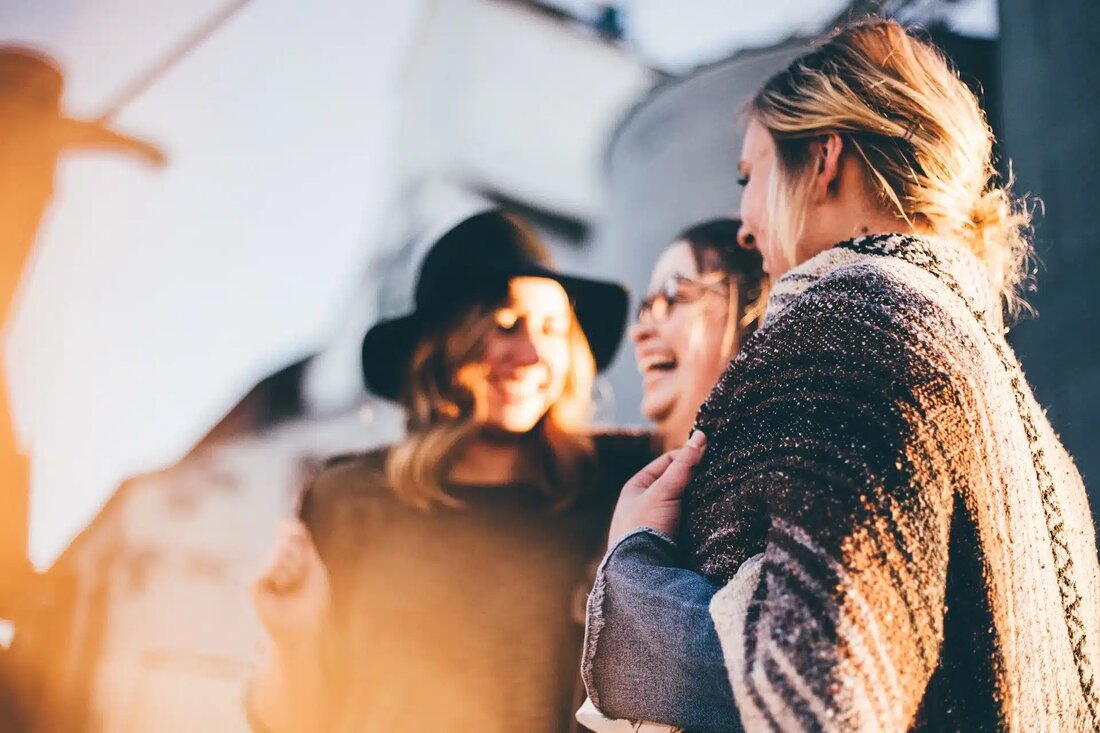 Gesundheit ist mehr als nur die Abwesenheit von Krankheiten. Der Zustand des Wohlbefindens ist normalerweise durch eine gesunde Lebensweise erreichbar. Manchmal sind jedoch medizinische Maßnahmen nötig, um gesund und fit zu werden. Dies sollte jedoch die Ausnahme bleiben. Denn es gibt eine Vielzahl Möglichkeiten, selbst zu einem guten Gesundheitszustand beizutragen. Ist eine medikamentöse Therapie notwendig? Erste Krankheitssymptome sind ein Grund, den Arzt aufzusuchen. Sobald die Diagnose feststeht, wird die entsprechende Therapie eingeleitet. Möglicherweise sind dazu Medikamente notwendig. Da diese umgehend benötigt werden, ist es ratsam, das E-Rezept digital einzulösen. Das geht am schnellsten und ist seit Mai 2024 für gesetzlich …