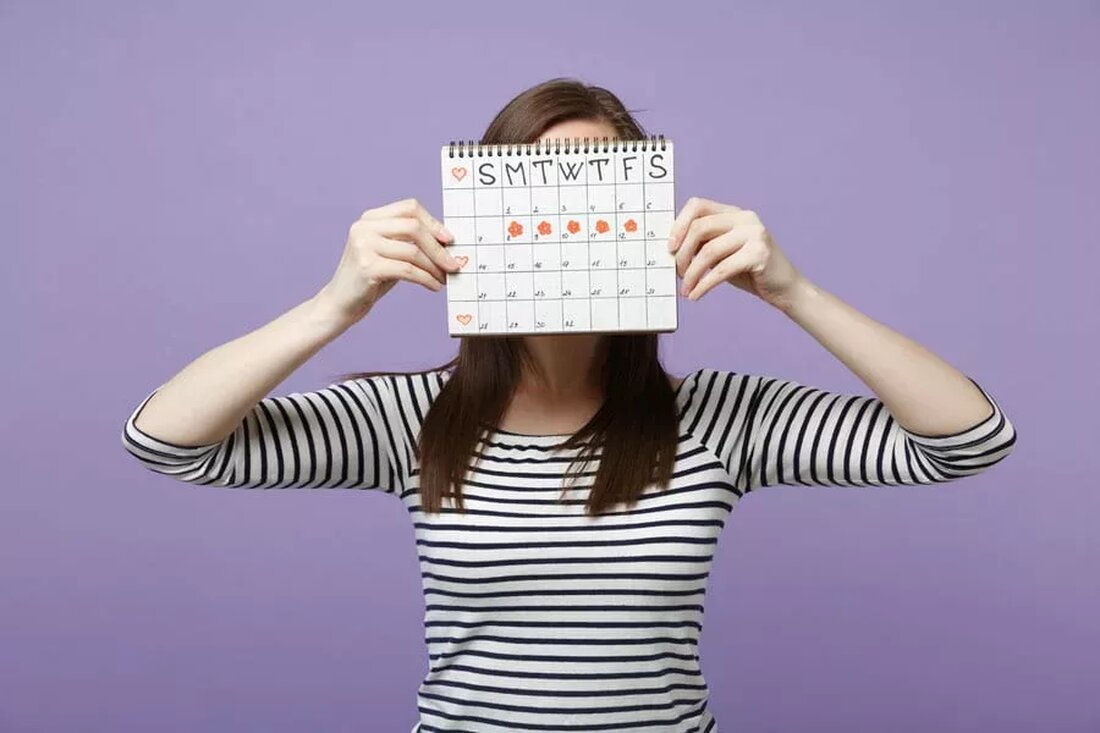 Unregelmäßige Perioden können für manche wirklich schmerzhaft sein. Medizinisch ist die unregelmäßige Periode als Oligomenorrhoe bekannt, die ein häufiges Problem bei Frauen ist. Hier sind einige wirksame Hausmittel gegen unregelmäßige Perioden. An dieser Zeit des Monats kommen die Frauen nicht vorbei. Doch leider wird der wichtige biologische Vorgang oft unter anderen zentralen Anliegen der Gesellschaft totgeschwiegen. Die Diskussion über die Menstruation ist ein solches Tabu, dass ein großer Teil der Mädchen nicht einmal weiß, dass sie ihre erste Periode haben, was oft zu einer Flut von Verwirrung und Ängsten in den jungen Köpfen über die grundlegende biologische Veränderung in ihrem …